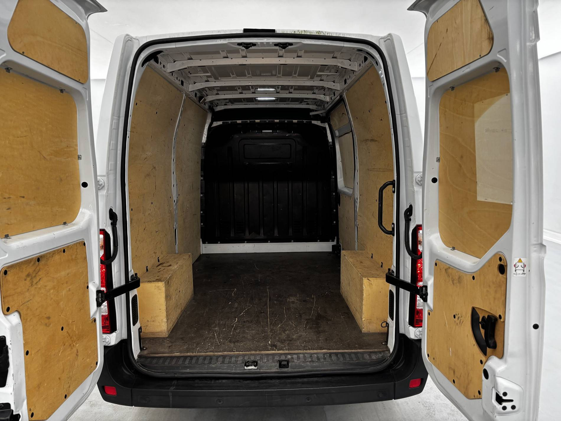 Vente en ligne Renault Master Fourgon MASTER FGN TRAC F3500 L2H2 BLUE DCI 135 au prix de 23 590 €