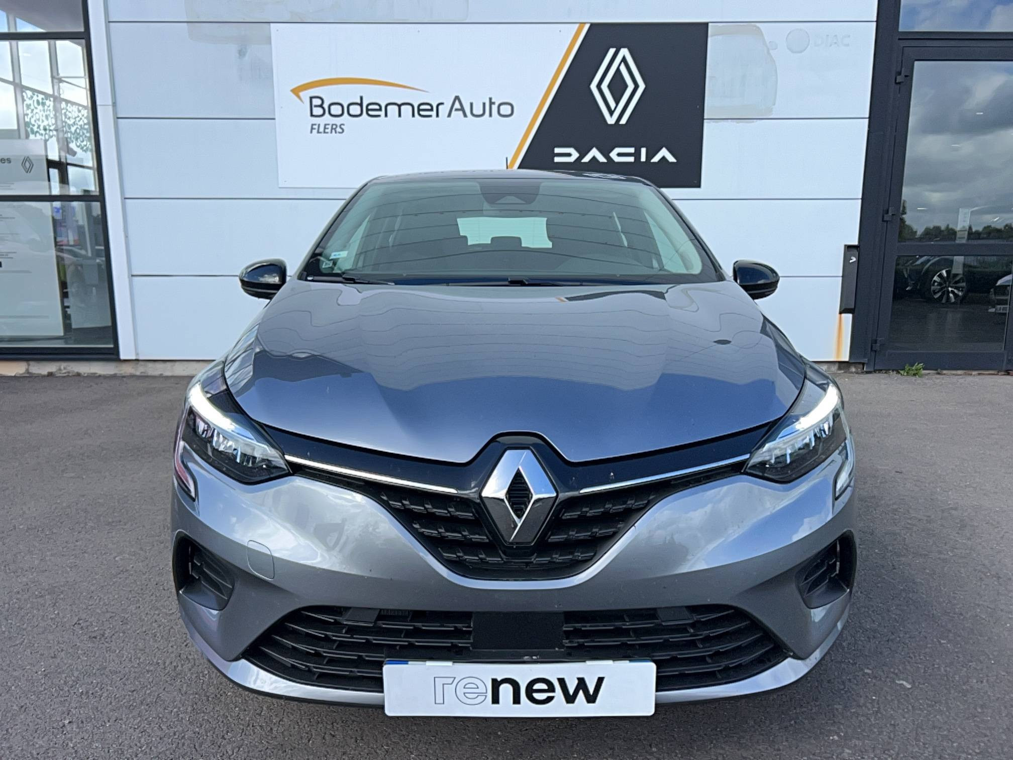 Vente en ligne Renault Clio 5 Clio E-Tech full hybrid 145 au prix de 17 990 €