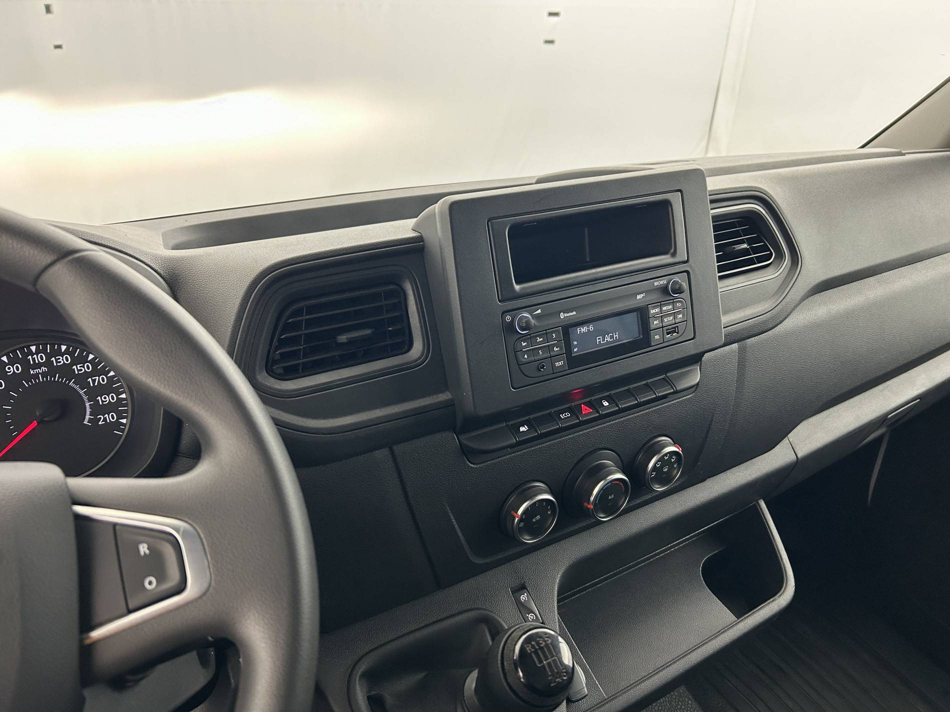 Vente en ligne Renault Master Fourgon MASTER FGN TRAC F3500 L2H2 BLUE DCI 135 au prix de 25 490 €