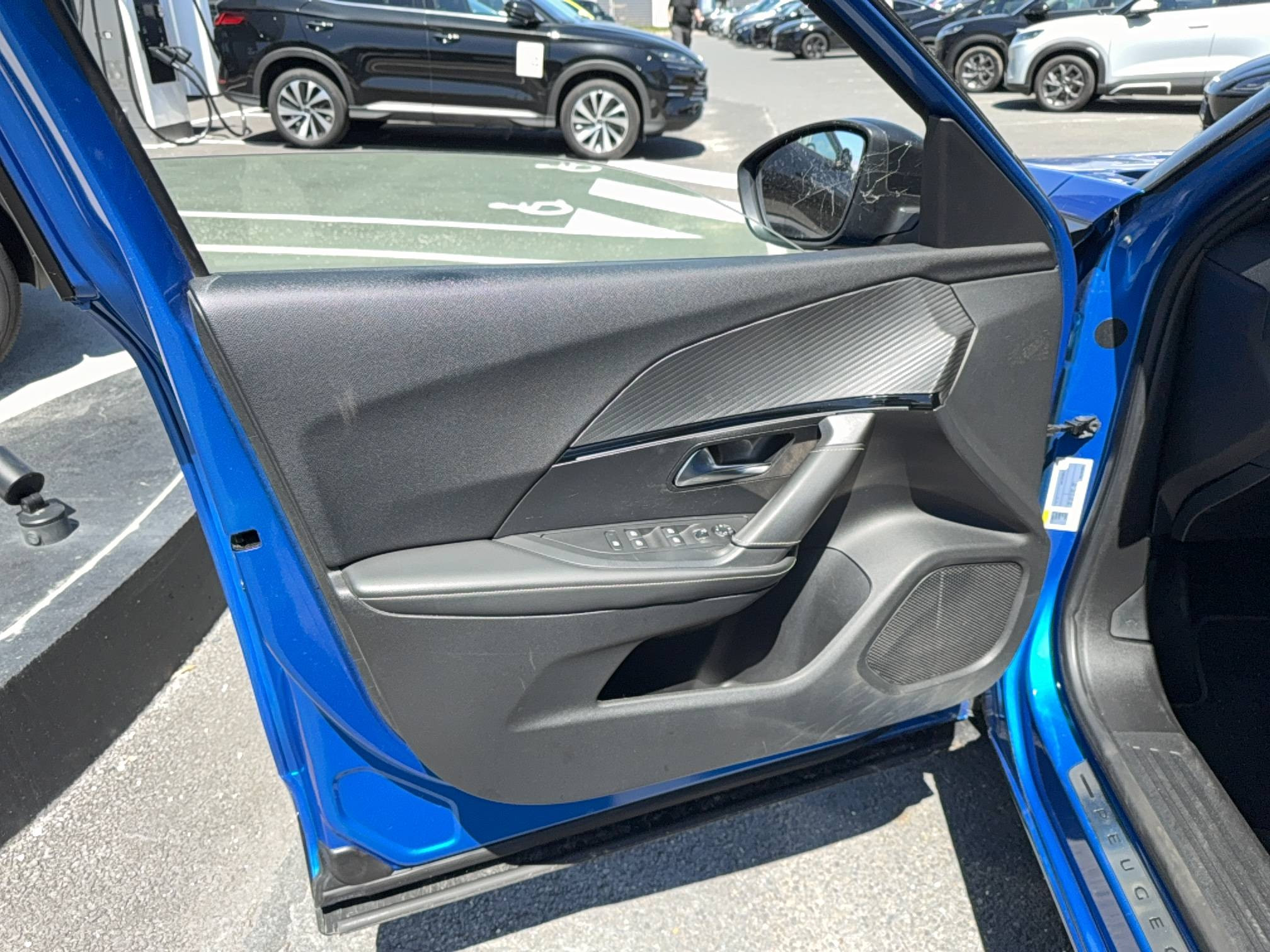 Vente en ligne Peugeot E-2008  136 ch au prix de 11 990 €