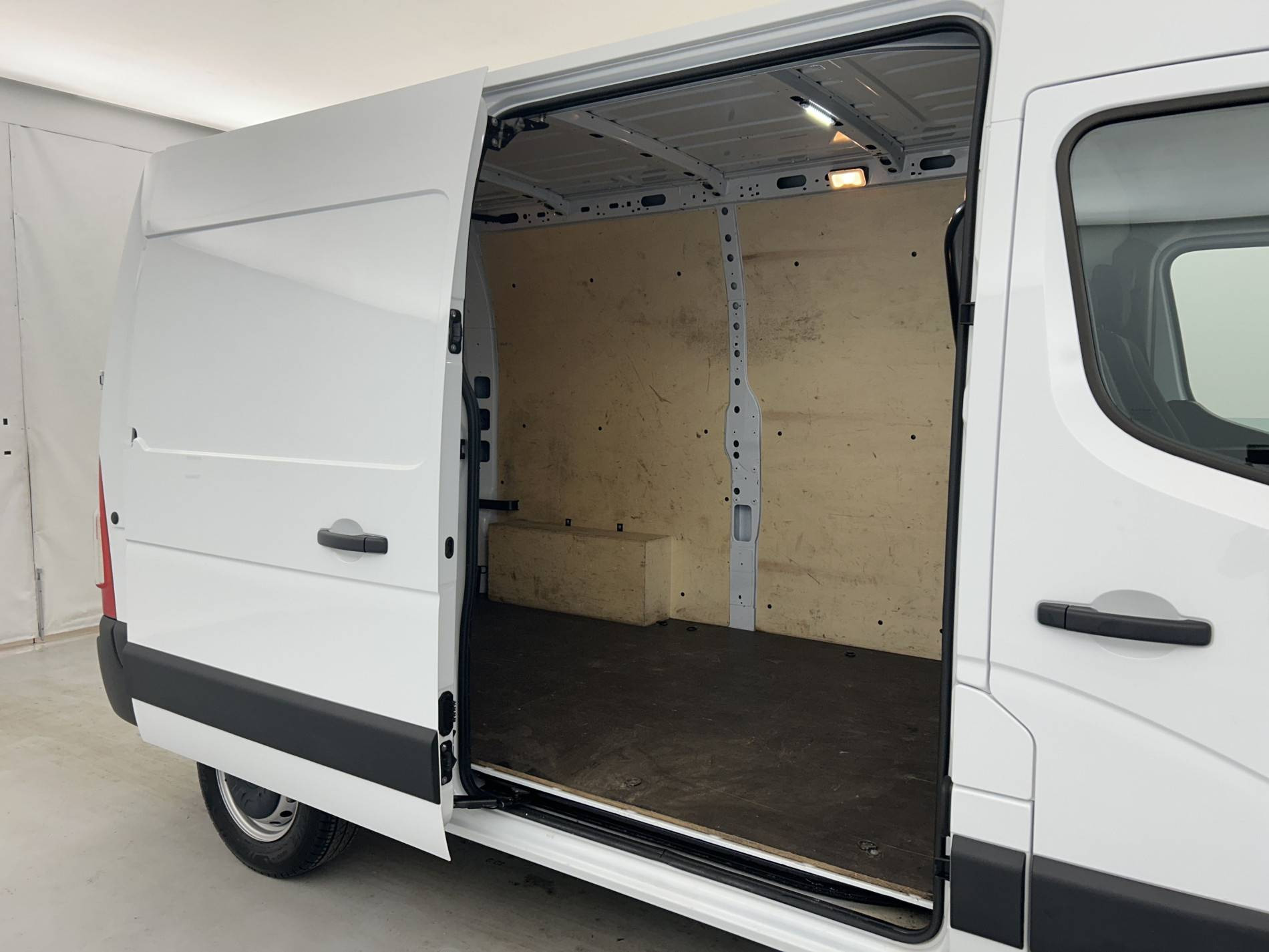 Vente en ligne Renault Master Fourgon MASTER FGN TRAC F3500 L2H2 BLUE DCI 135 au prix de 27 990 €