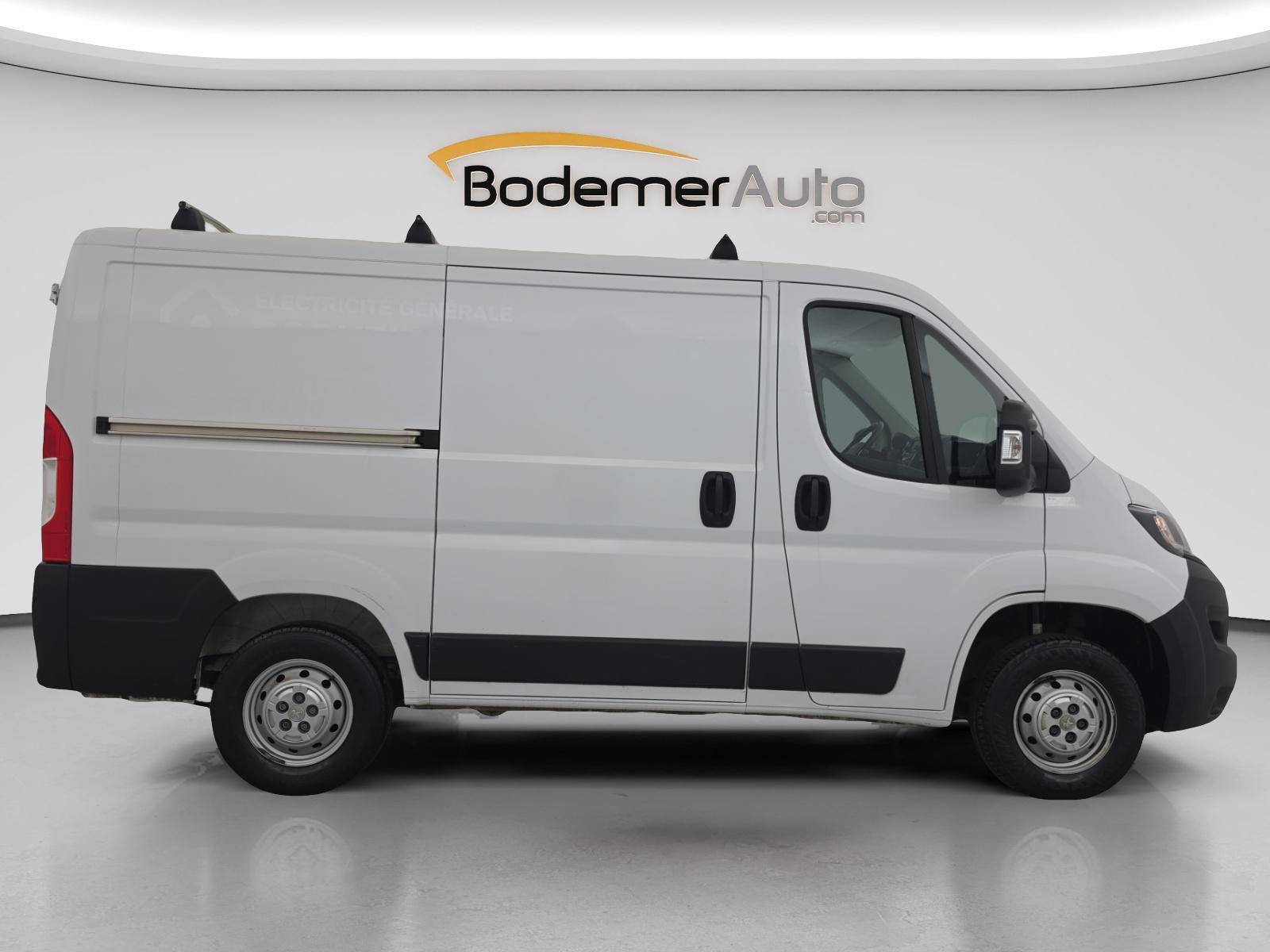 Vente en ligne Peugeot Boxer Fourgon BOXER TOLE 330 L1H1 BLUEHDI 120 S&S au prix de 17 990 €