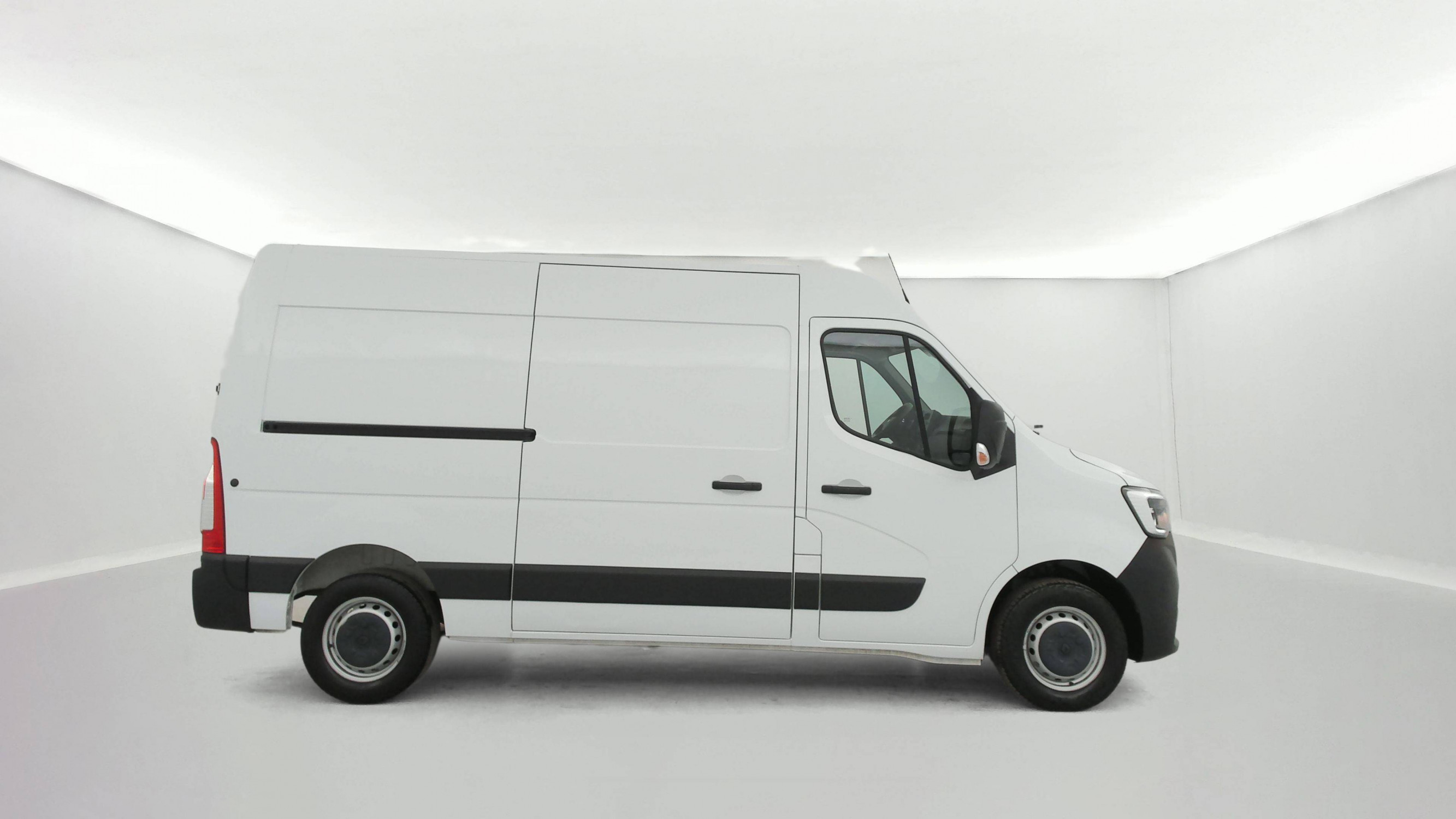 Vente en ligne Renault Master Fourgon MASTER FGN TRAC F3500 L2H2 BLUE DCI 135 au prix de 24 490 €