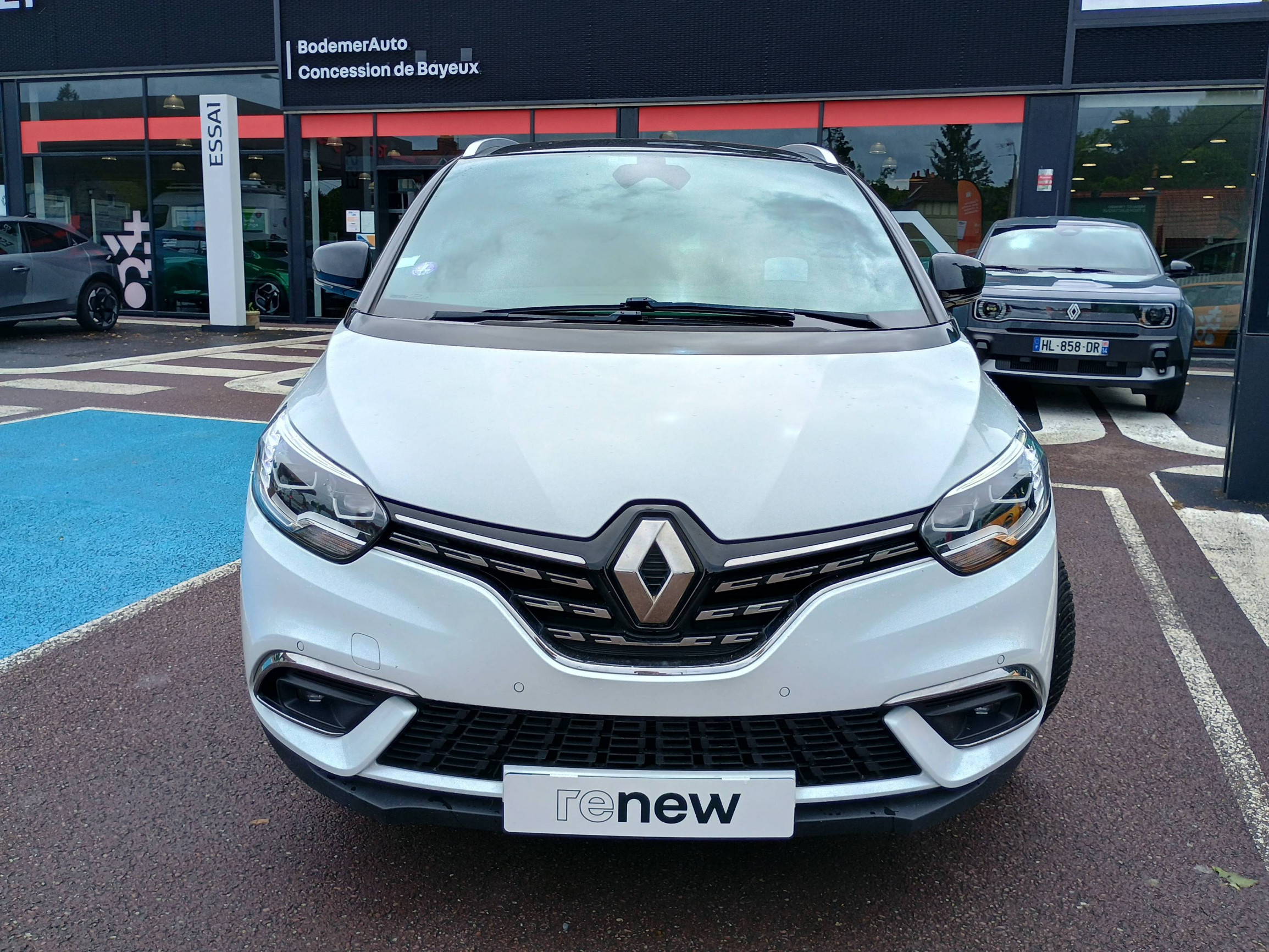 Vente en ligne Renault Grand Scenic 4 Grand Scenic TCe 140 EDC au prix de 22 590 €