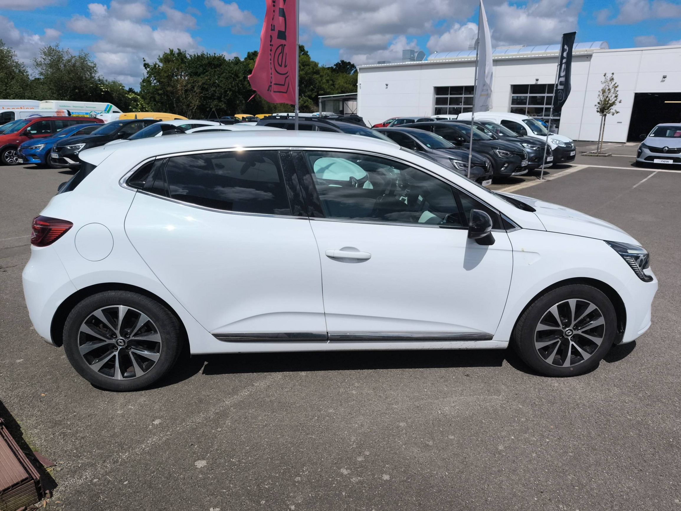 Vente en ligne Renault Clio 5 Clio E-Tech full hybrid 145 au prix de 16 290 €