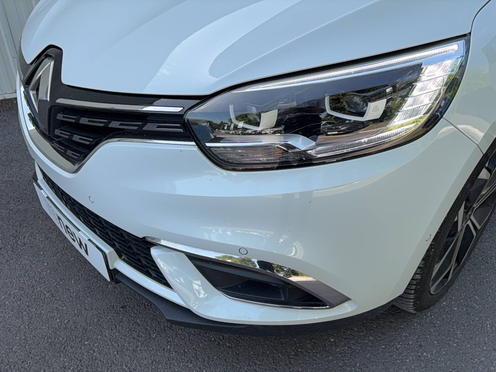 Vente en ligne Renault Grand Scenic 4 Grand Scenic TCe 140 EDC au prix de 22 590 €