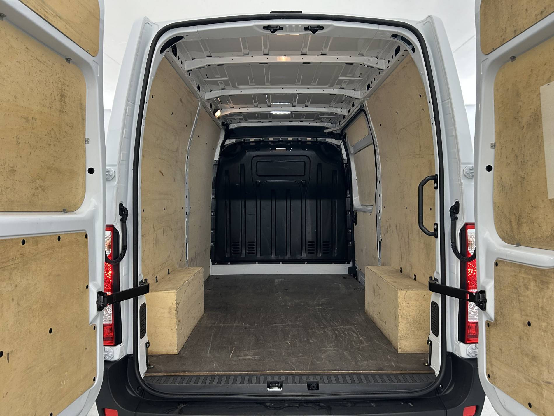 Vente en ligne Renault Master Fourgon MASTER FGN TRAC F3500 L2H2 BLUE DCI 135 au prix de 24 790 €