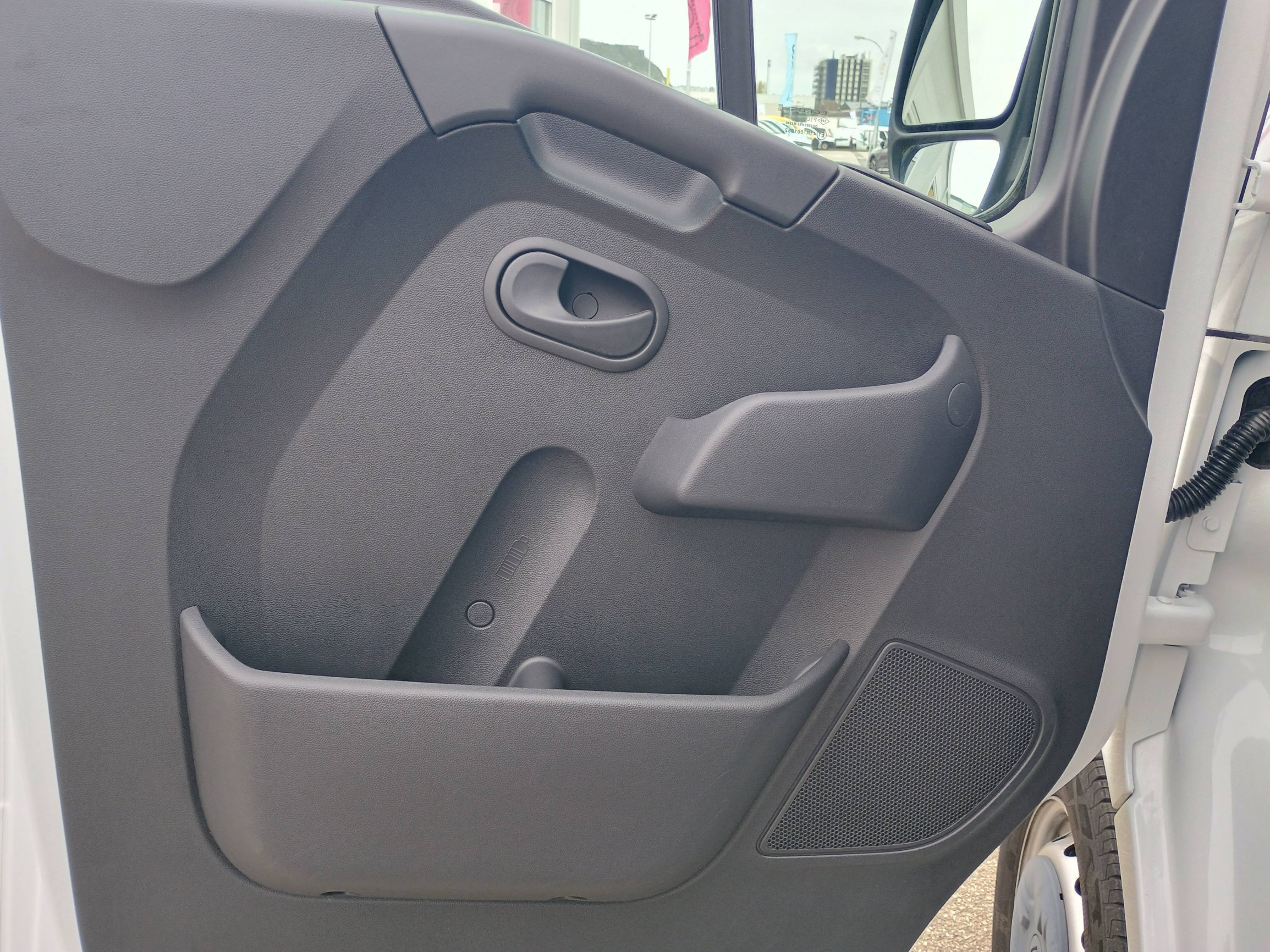 Vente en ligne Renault Master Fourgon MASTER FGN TRAC F3500 L2H3 DCI 135 au prix de 23 990 €