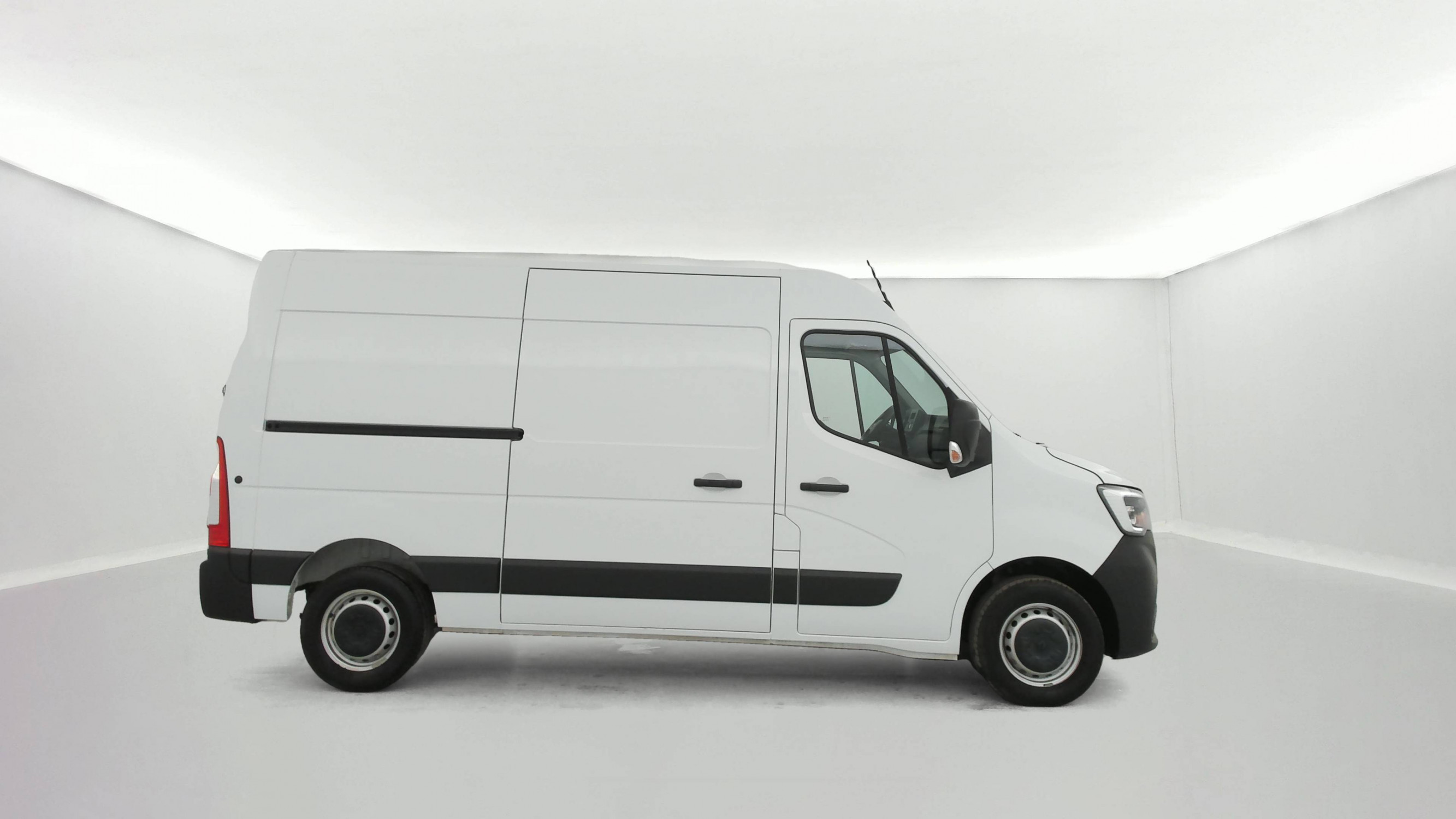 Vente en ligne Renault Master Fourgon MASTER FGN TRAC F3500 L2H2 BLUE DCI 135 au prix de 26 999 €