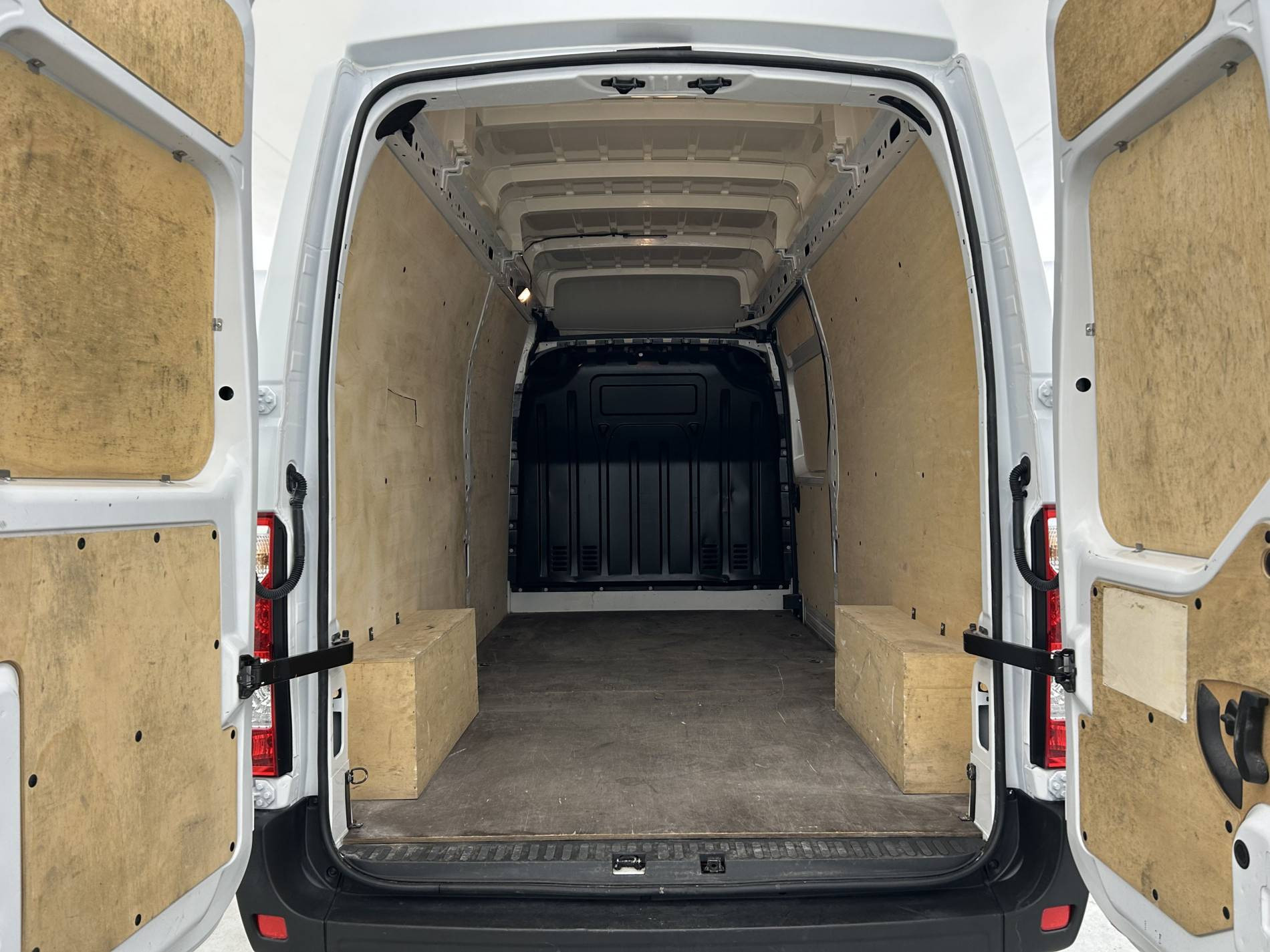 Vente en ligne Renault Master Fourgon MASTER FGN TRAC F3500 L3H3 BLUE DCI 135 au prix de 26 490 €