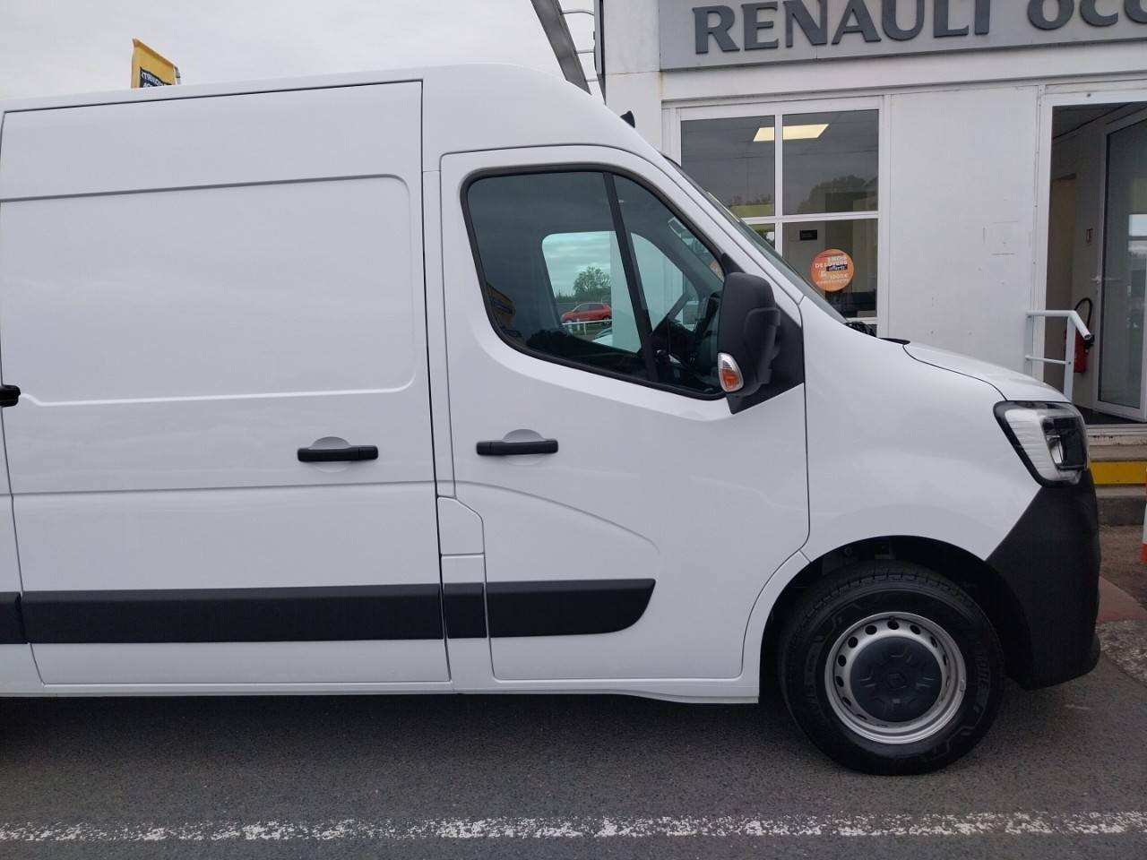 Vente en ligne Renault Master Fourgon MASTER FGN TRAC F3300 L2H2 BLUE DCI 135 au prix de 24 490 €
