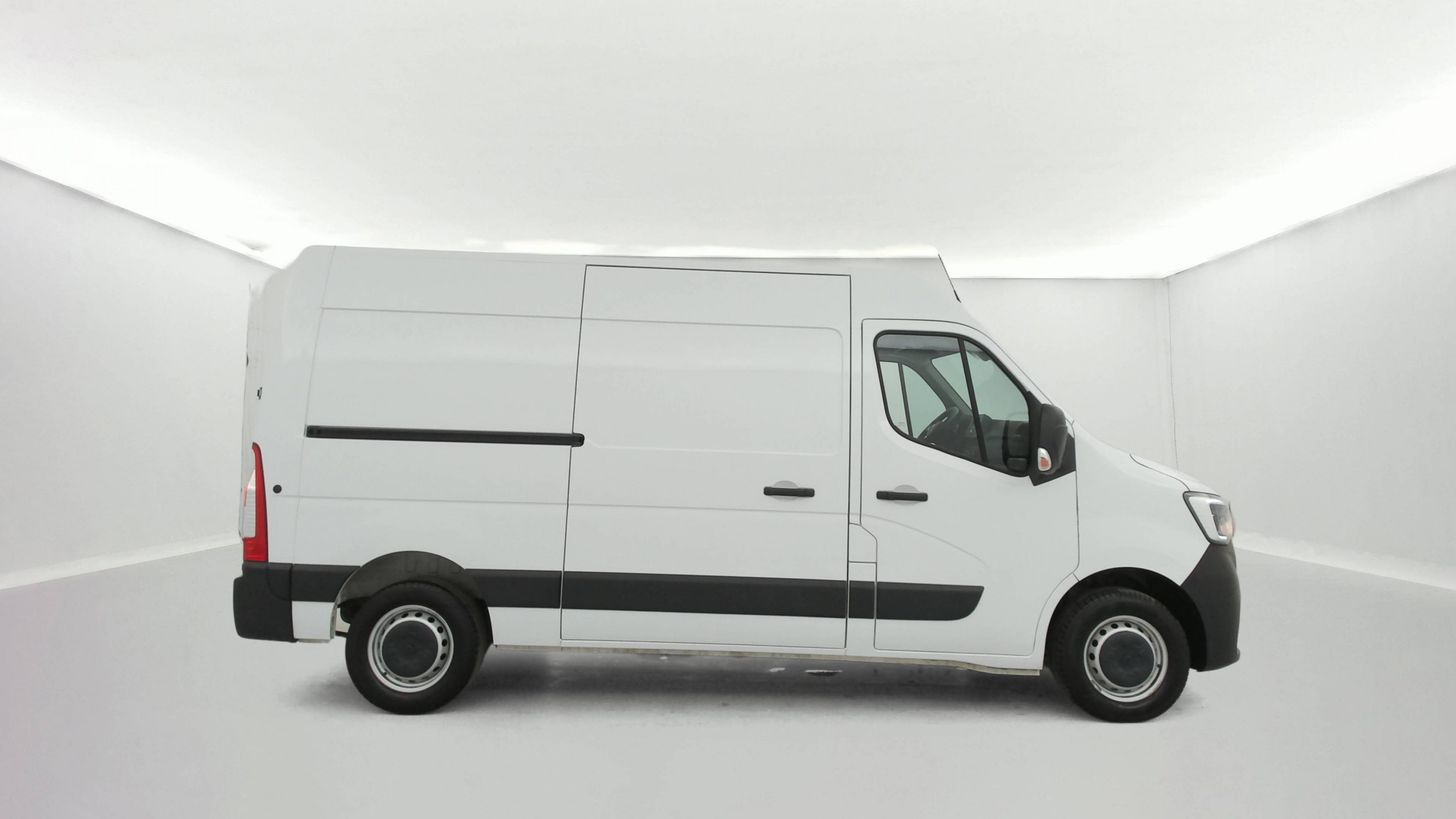 Vente en ligne Renault Master Fourgon MASTER FGN TRAC F3300 L2H2 BLUE DCI 135 au prix de 23 990 €