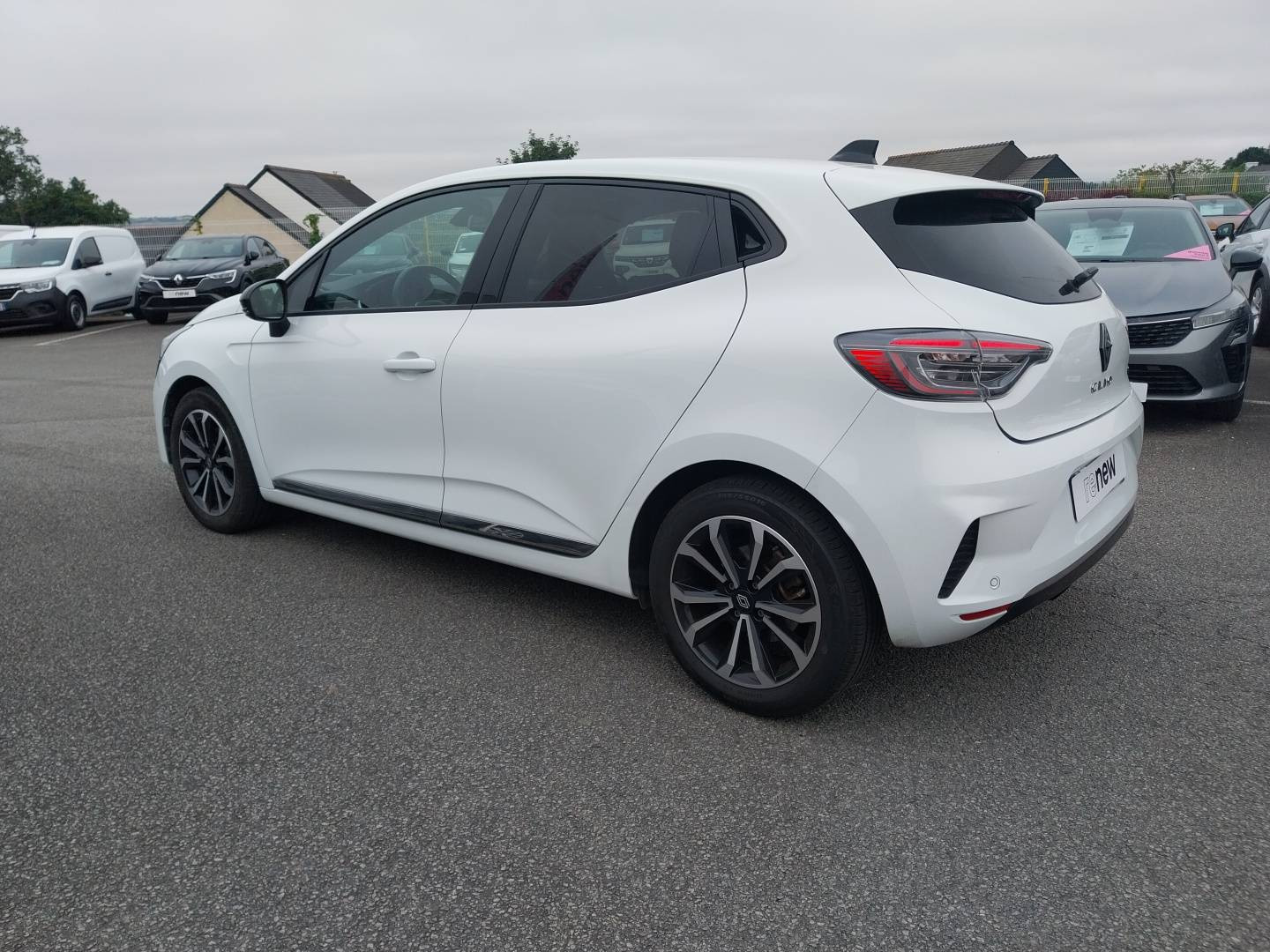 Vente en ligne Renault Clio 5 Clio E-Tech full hybrid 145 au prix de 17 990 €