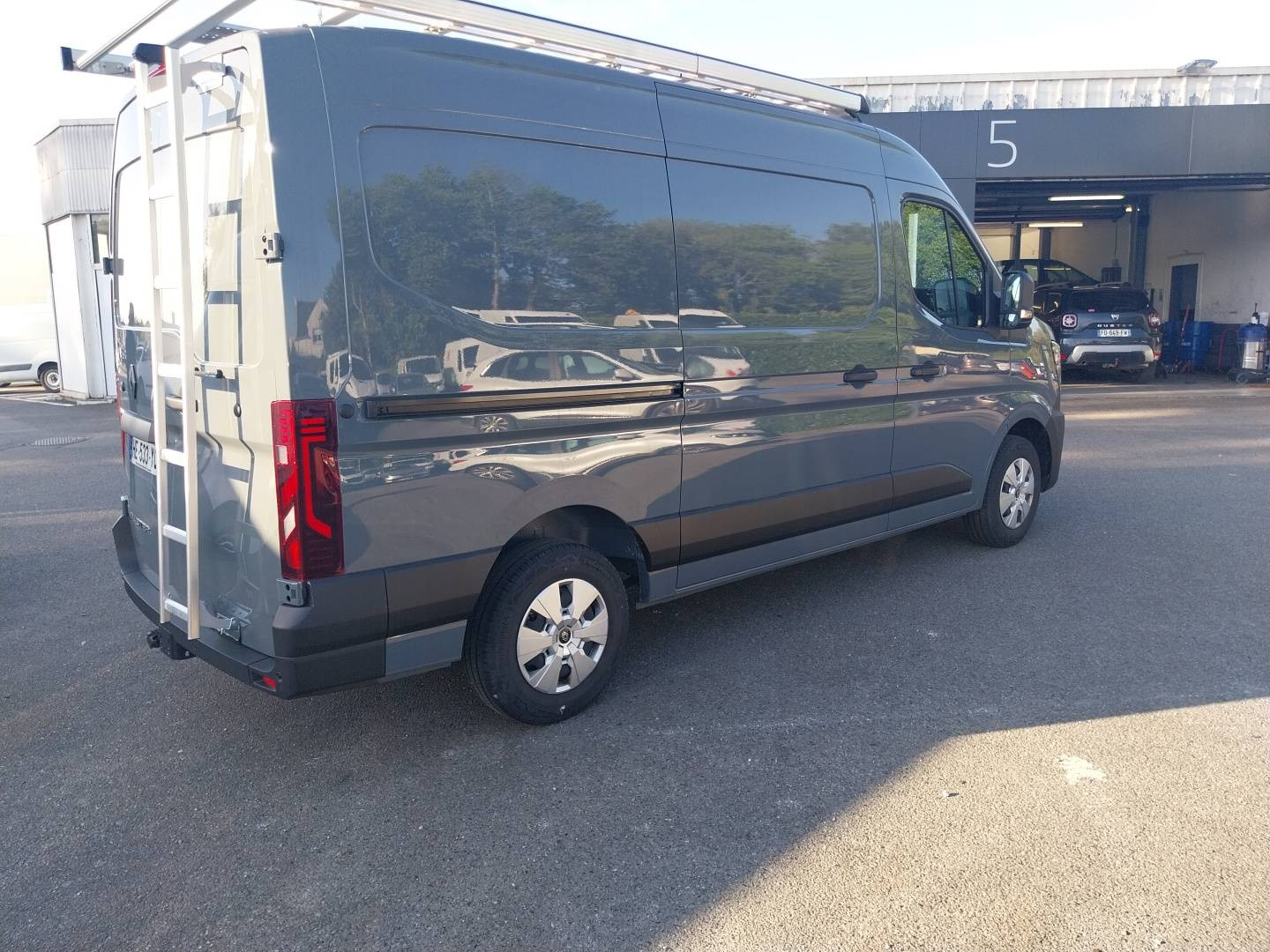 Vente en ligne Renault Master Fourgon MASTER FG BLUE DCI 170 L2H2 3T5 TR AUTO au prix de 61 800 €