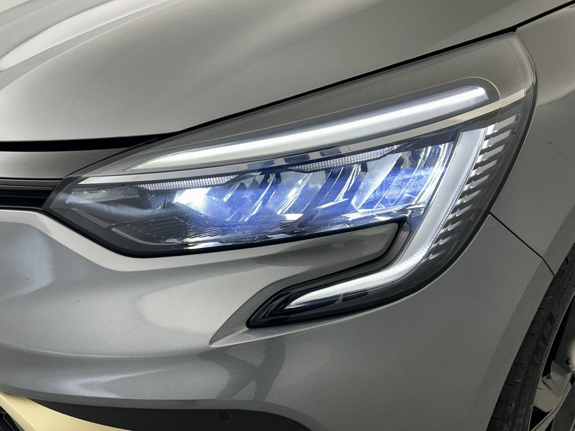 Vente en ligne Renault Clio 5 Clio E-Tech full hybrid 145 au prix de 18 990 €