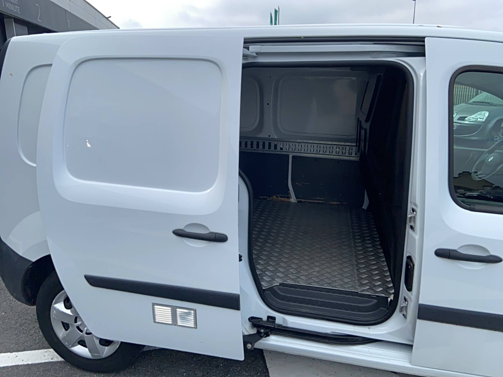 Vente en ligne Renault Kangoo Express  GRAND VOLUME BLUE DCI 115 au prix de 12 000 €