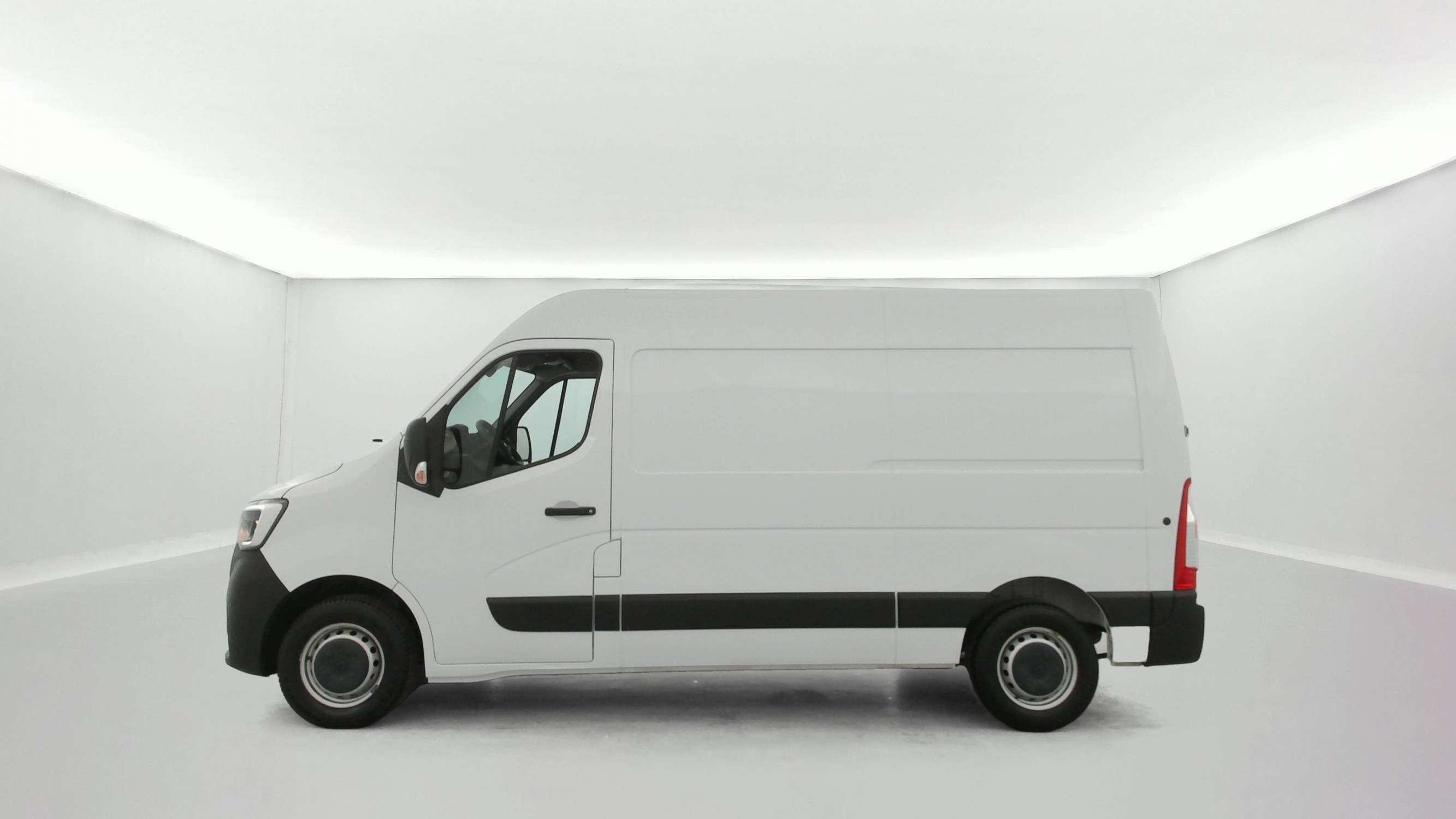 Vente en ligne Renault Master Fourgon MASTER FGN TRAC F3500 L2H2 BLUE DCI 135 au prix de 22 990 €