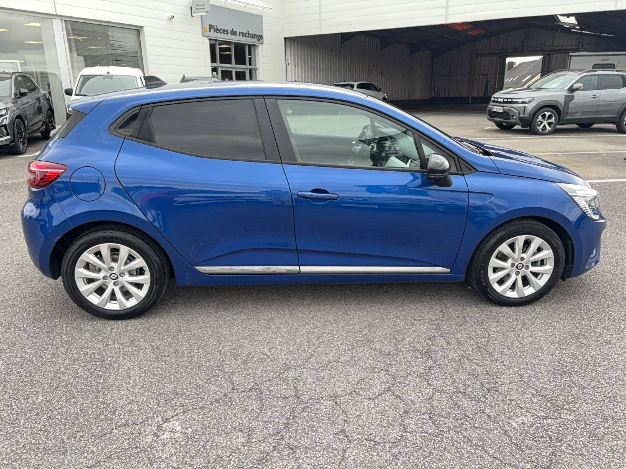 Vente en ligne Renault Clio 5 Clio E-Tech full hybrid 145 au prix de 16 490 €