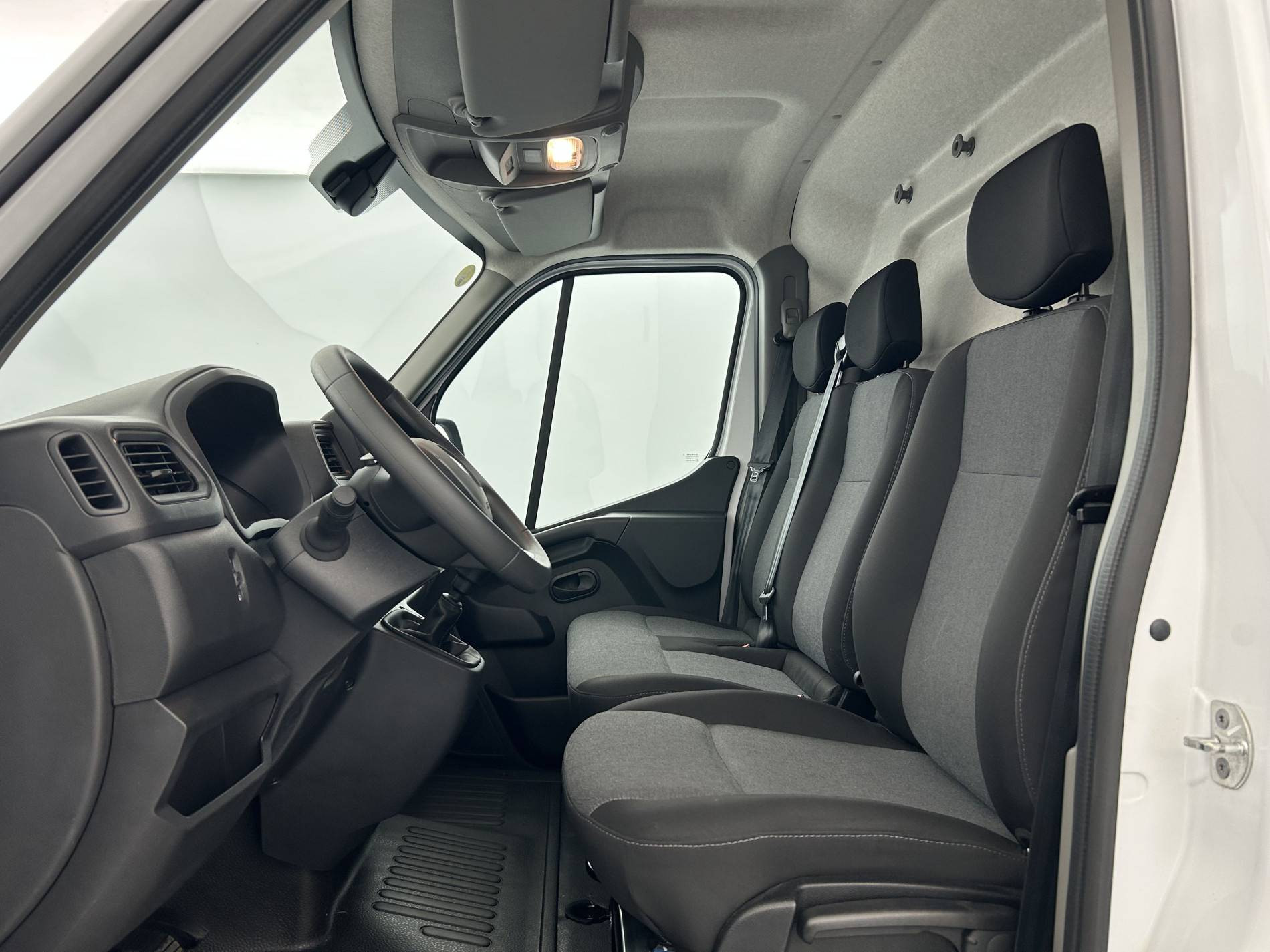 Vente en ligne Renault Master Fourgon MASTER FGN TRAC F3500 L3H3 BLUE DCI 135 au prix de 28 990 €