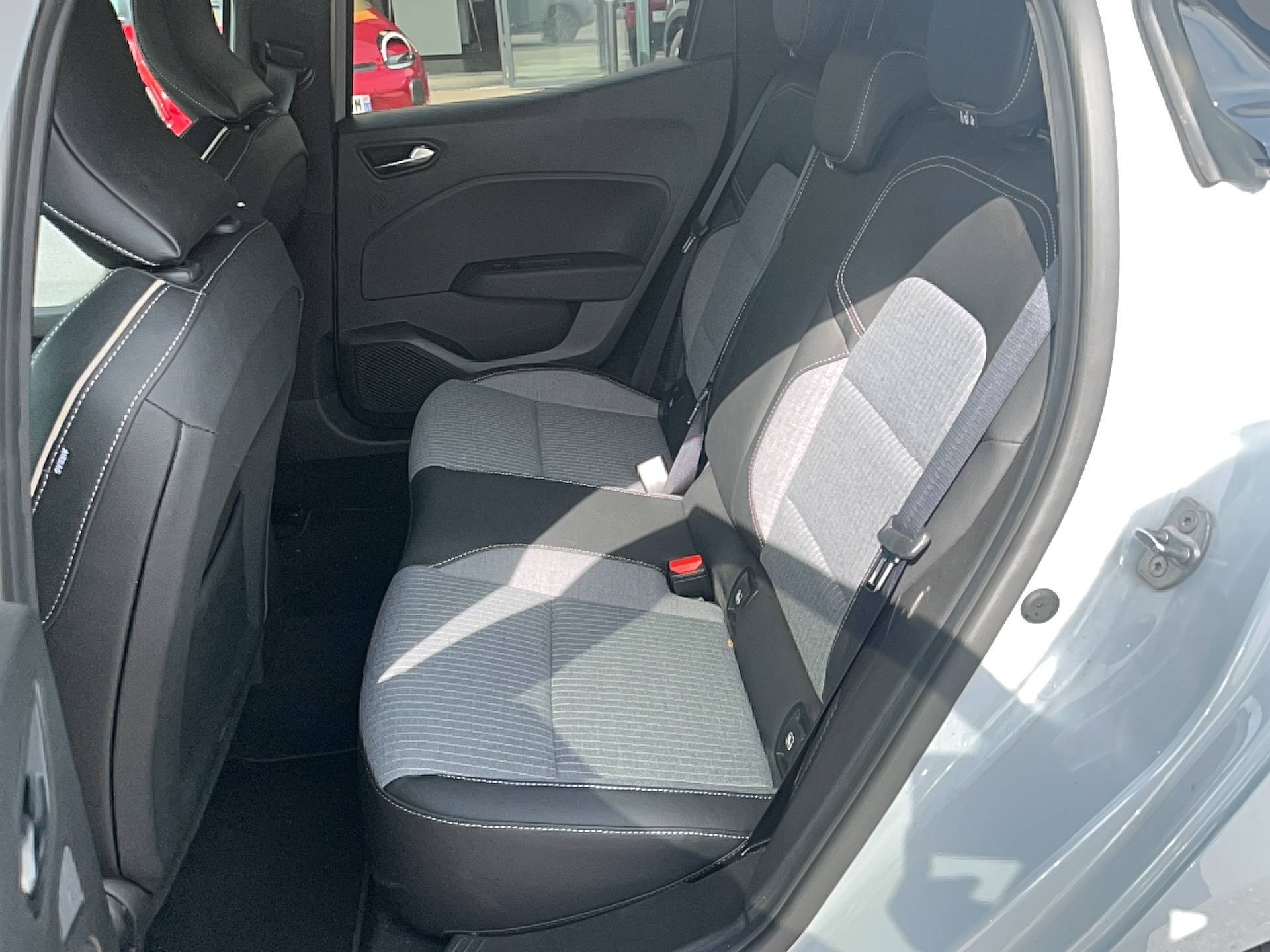 Vente en ligne Renault Clio 5 Clio E-Tech full hybrid 145 ch GSR2 au prix de 21 490 €