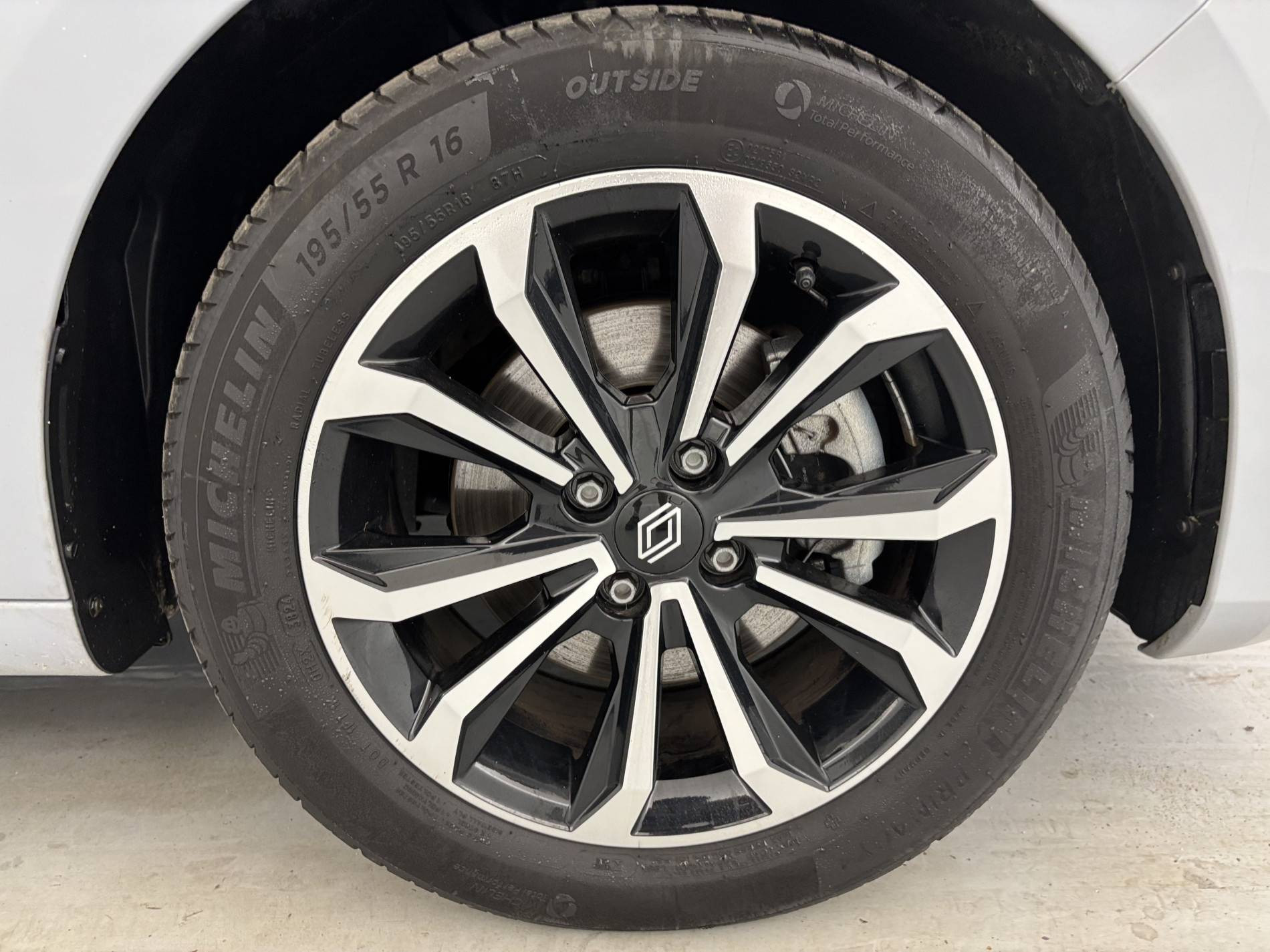Vente en ligne Renault Clio 5 Clio E-Tech full hybrid 145 au prix de 17 990 €