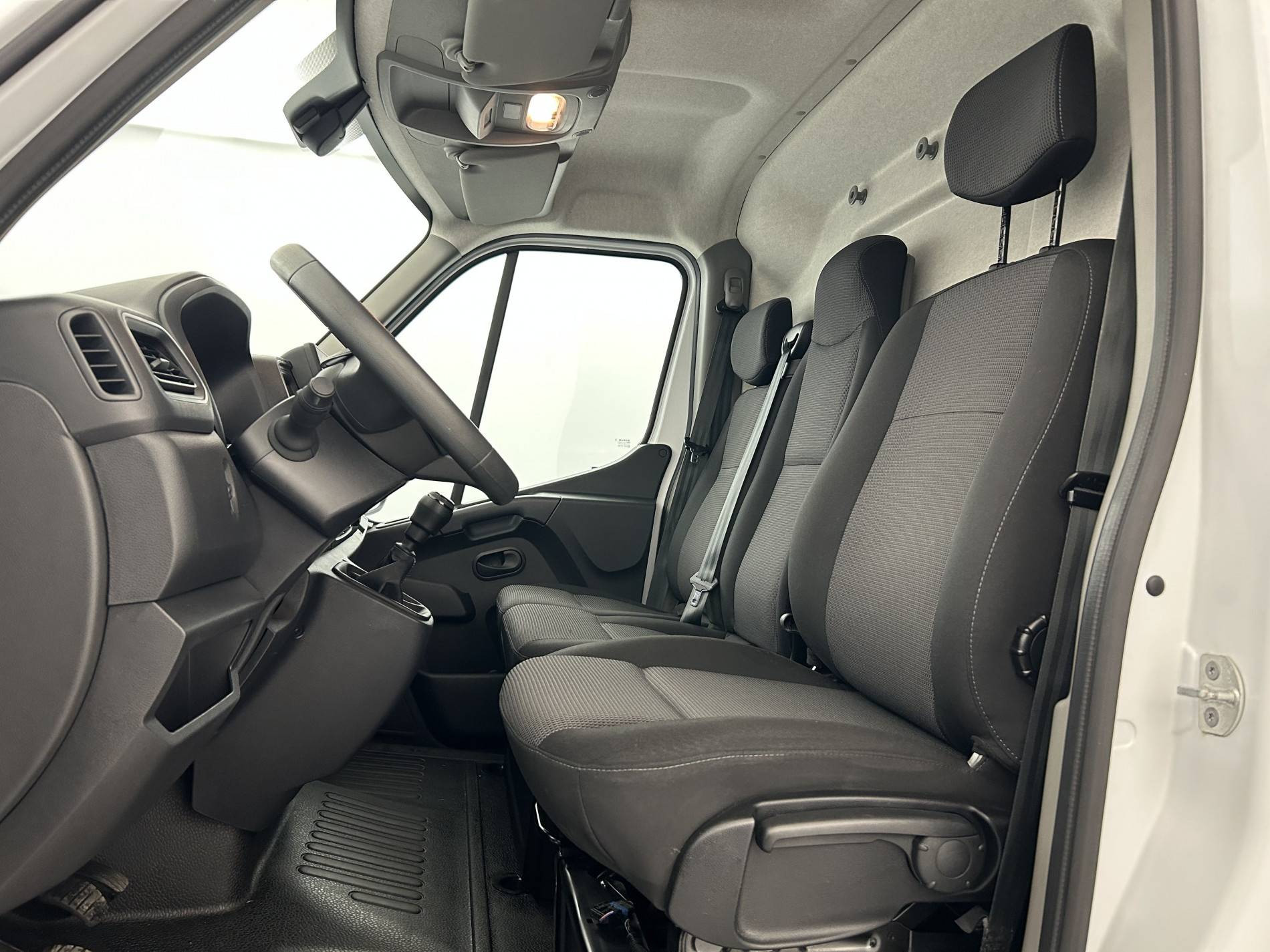 Vente en ligne Renault Master Fourgon MASTER FGN TRAC F3500 L2H2 BLUE DCI 150 au prix de 27 490 €