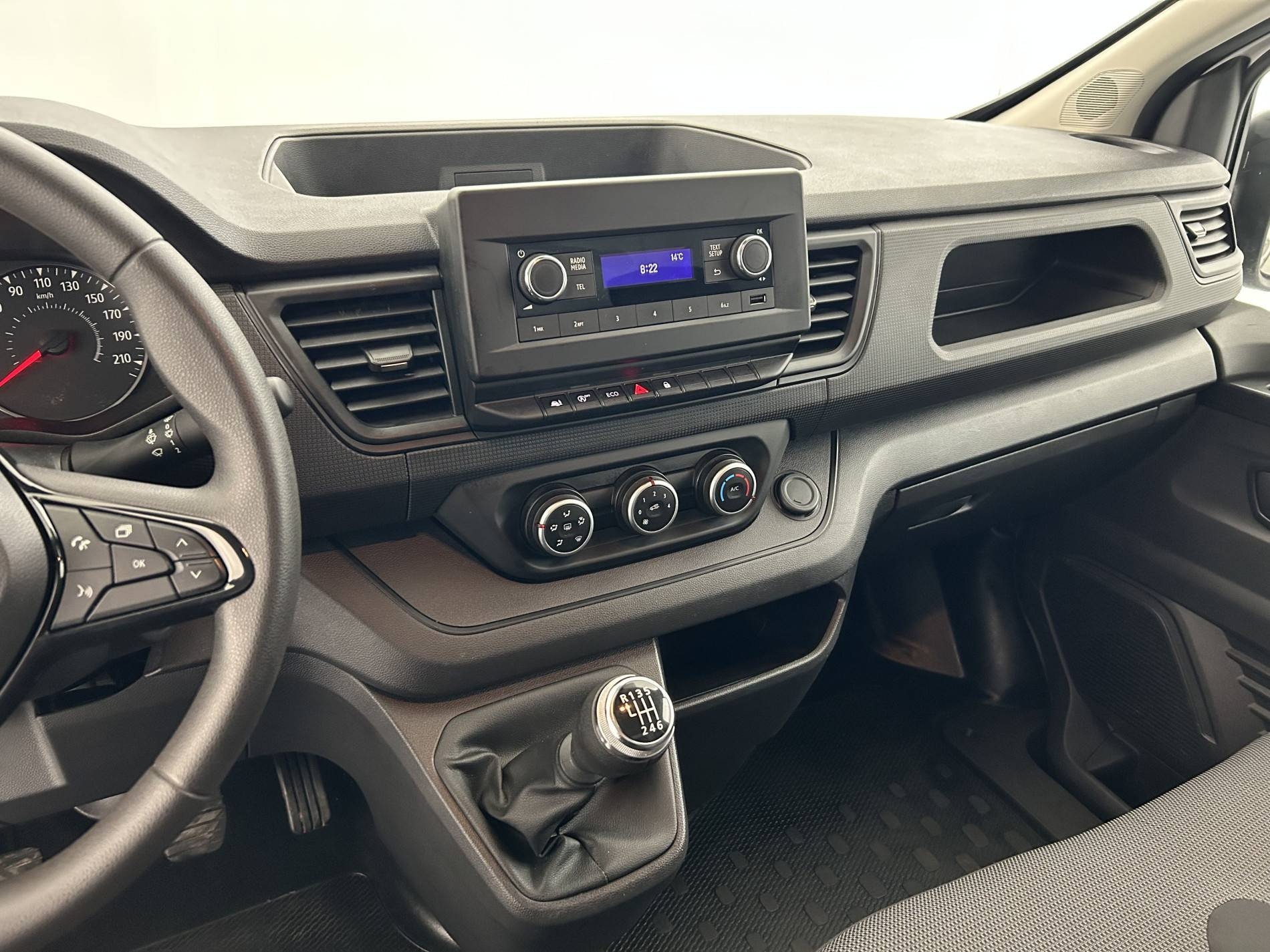 Vente en ligne Renault Trafic 3 Fourgon TRAFIC PC L2H1 3T BLUE DCI 150 au prix de 23 490 €