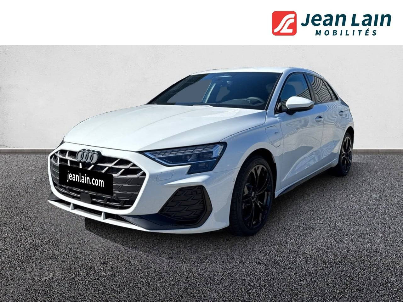 Vente en ligne AUDI A3 SPORTBACK A3 Sportback TFSI e Hybride rechargeable 204 S tronic 6 S line de 2026 au prix de 56 808 €