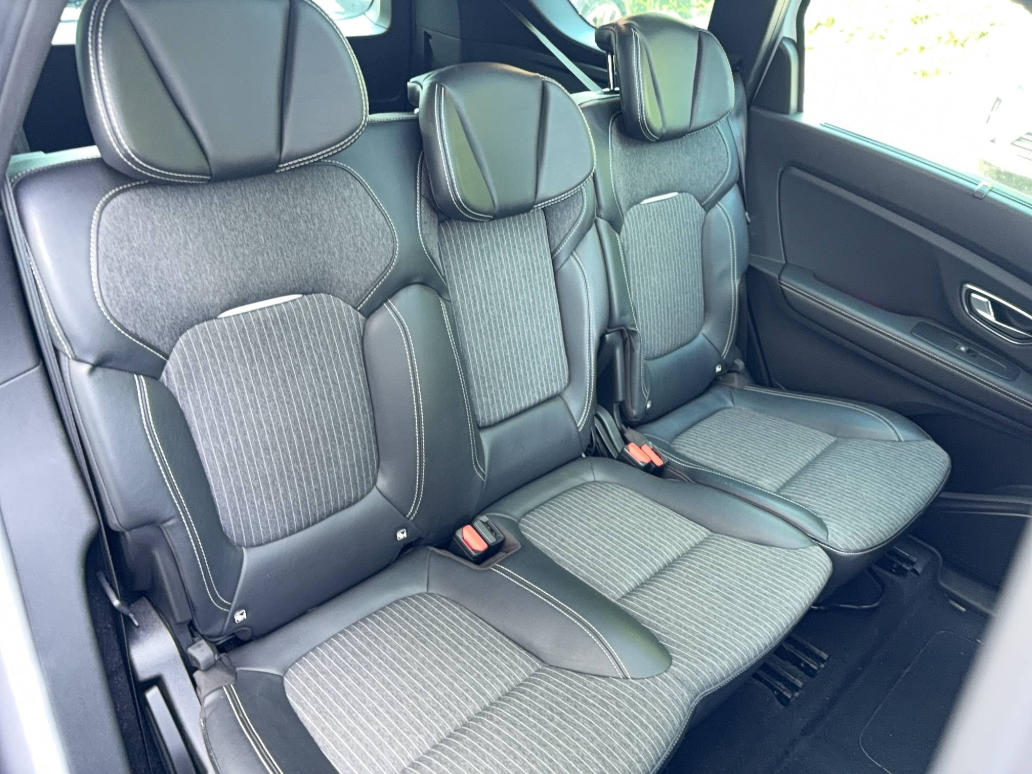 Vente en ligne Renault Grand Scenic 4 Grand Scenic TCe 140 EDC au prix de 22 590 €