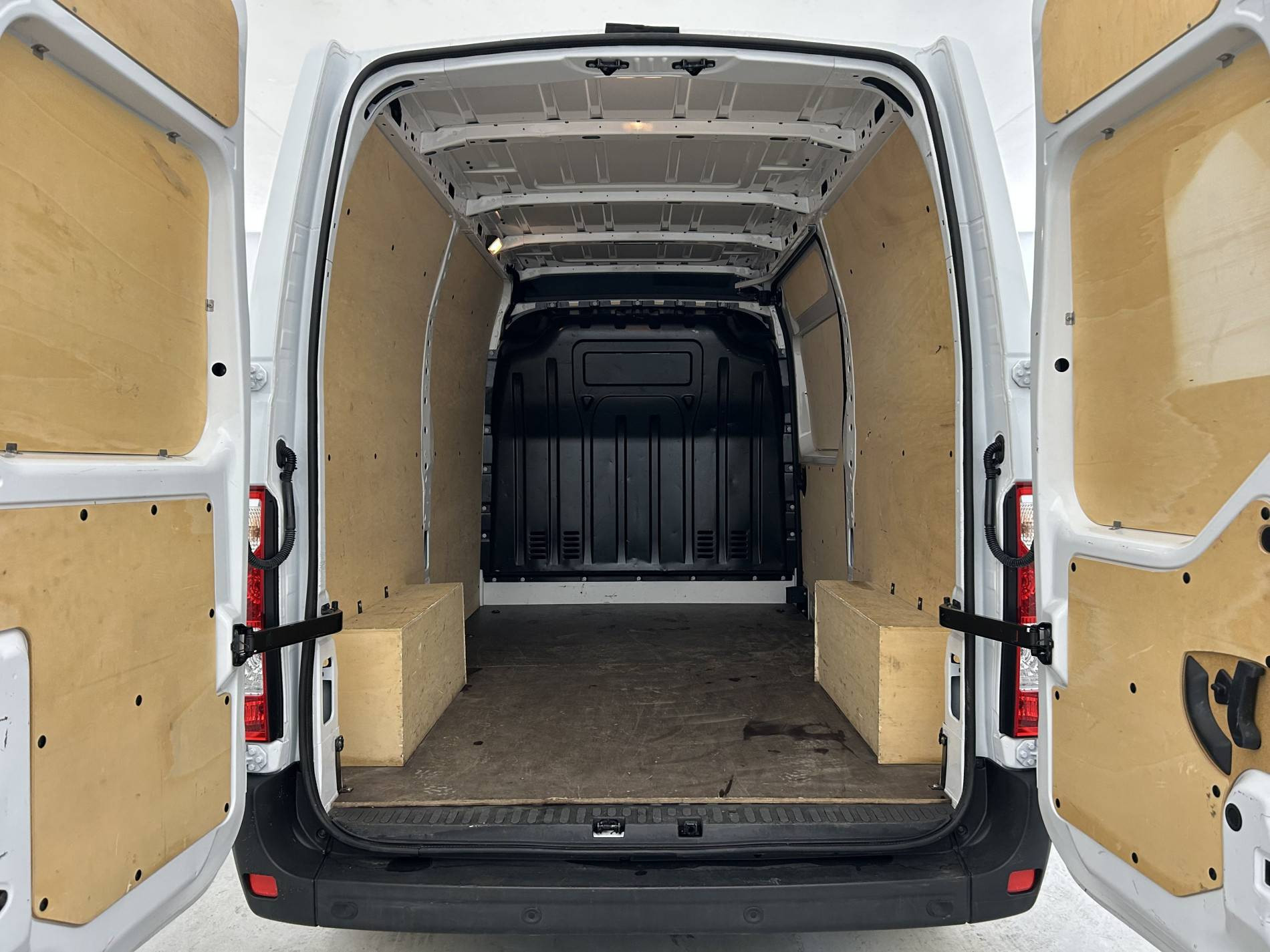 Vente en ligne Renault Master Fourgon MASTER FGN TRAC F3500 L2H2 BLUE DCI 135 au prix de 25 900 €