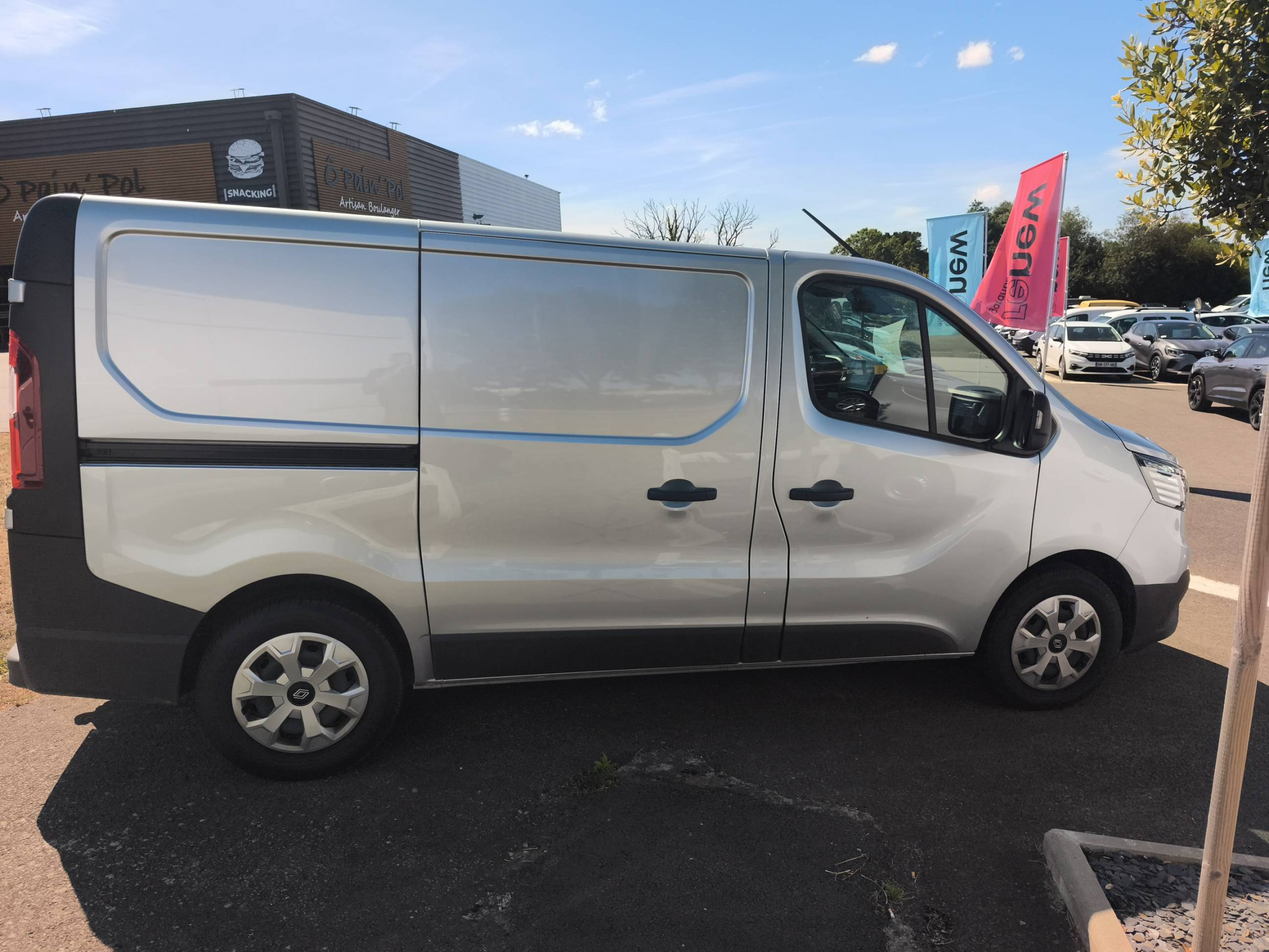 Vente en ligne Renault Trafic 3 Fourgon TRAFIC FG BLUE DCI 170 L1H1 2T8 AUTO au prix de 34 490 €