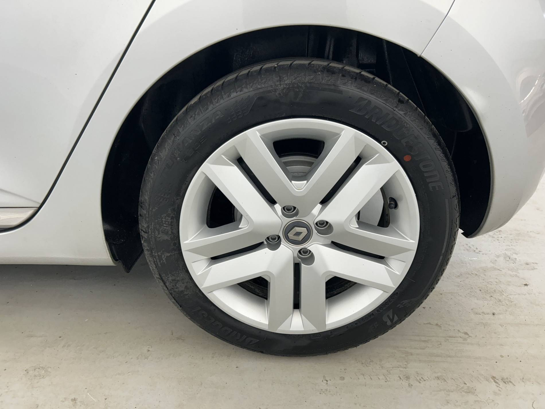 Vente en ligne Renault Clio 5 Clio E-Tech 140 - 21N au prix de 16 890 €