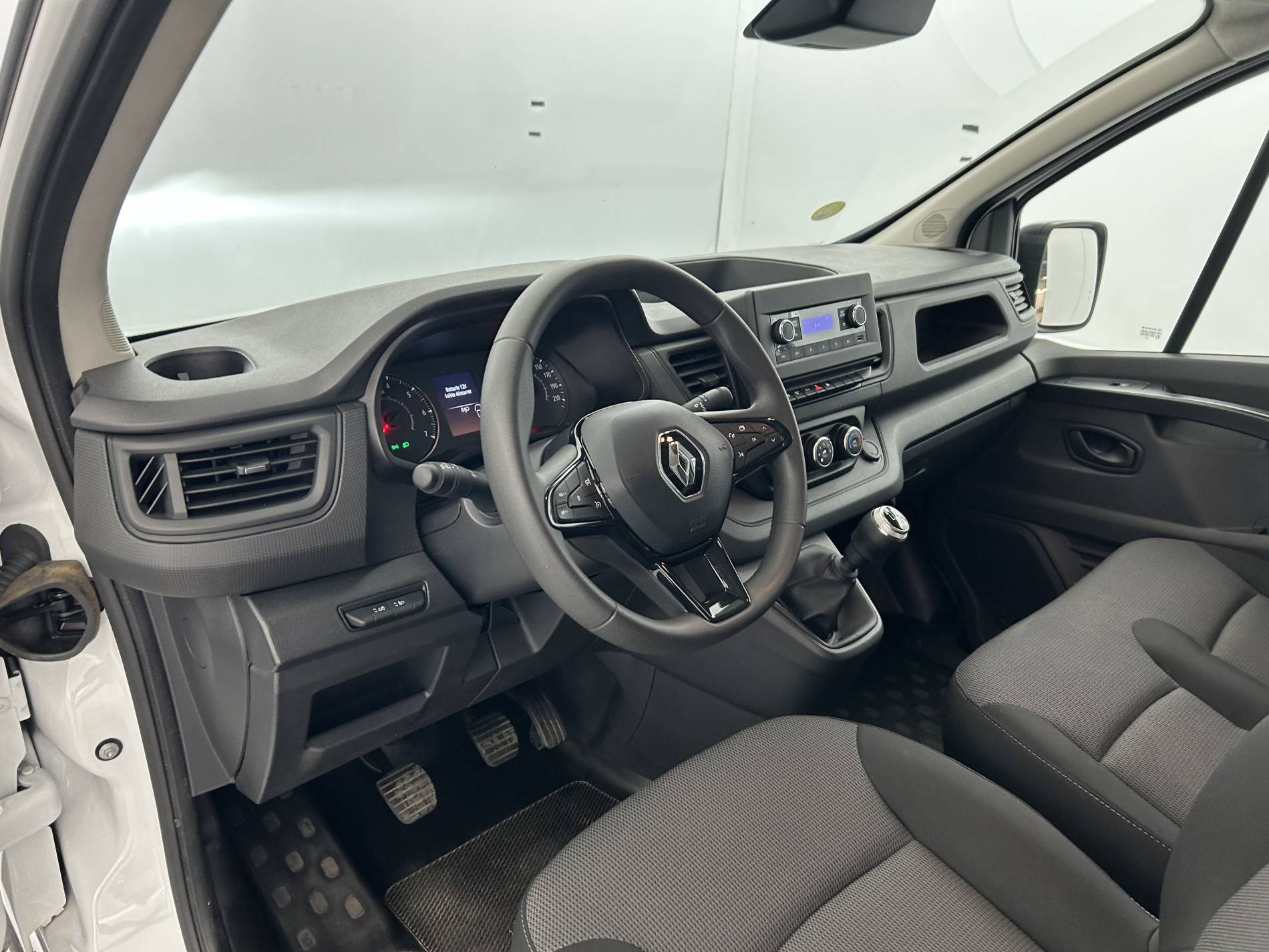 Vente en ligne Renault Trafic 3 Fourgon TRAFIC FGN L1H1 3000 KG BLUE DCI 130 au prix de 20 990 €