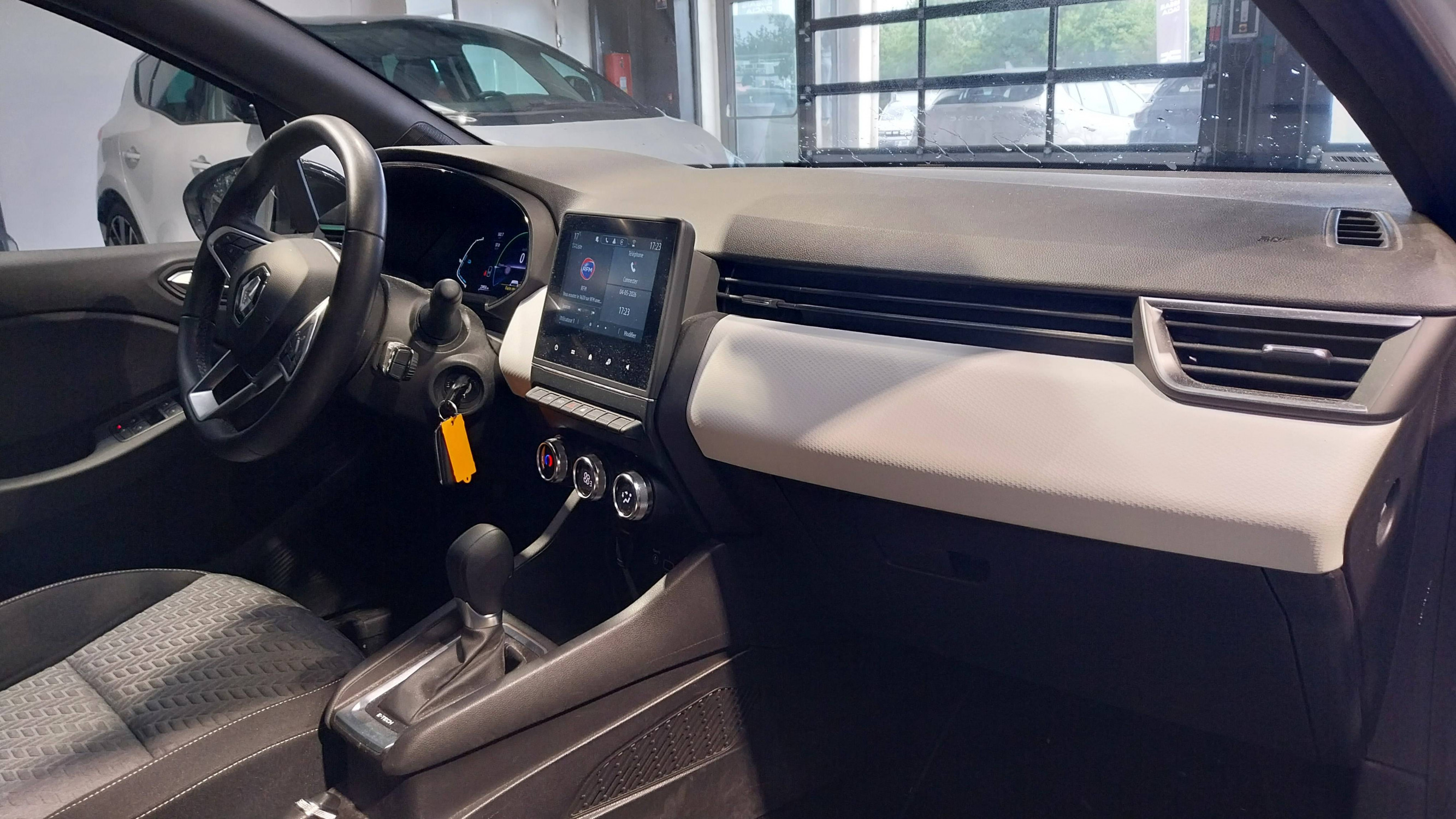 Vente en ligne Renault Clio 5 Clio E-Tech 140 - 21N au prix de 16 490 €