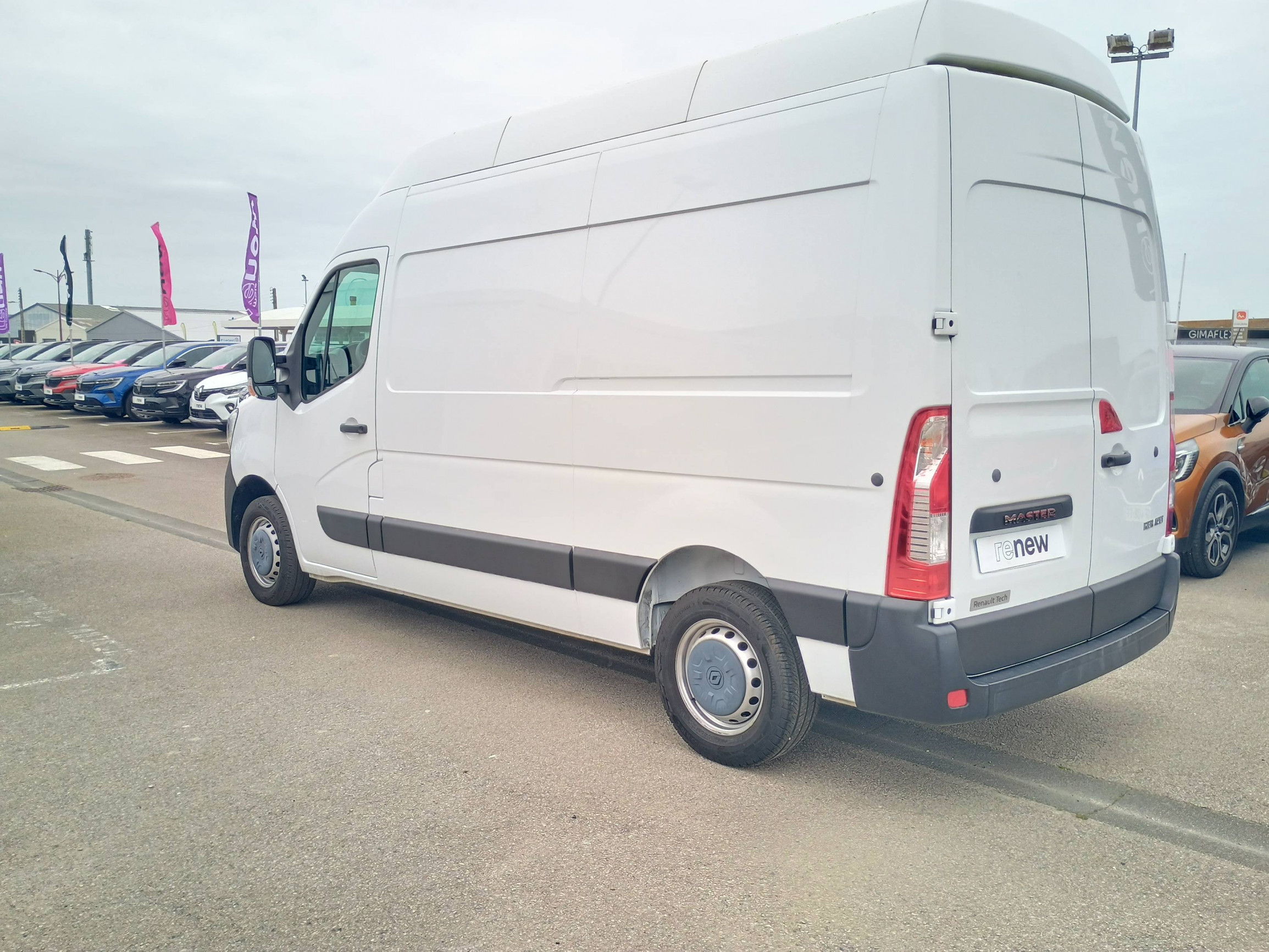 Vente en ligne Renault Master Fourgon MASTER FGN TRAC F3500 L2H3 DCI 135 au prix de 23 990 €