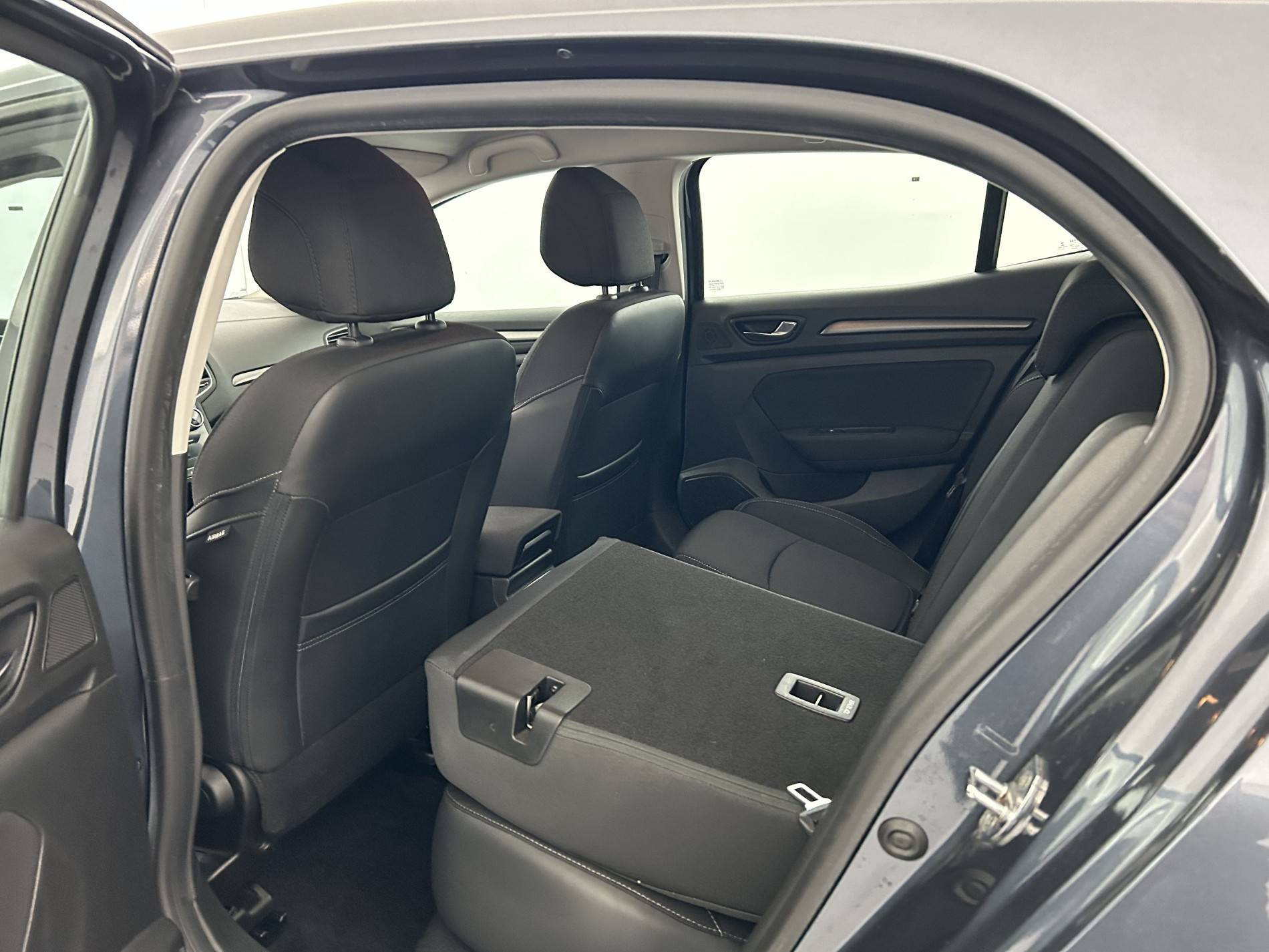 Vente en ligne Renault Megane 4 Mégane IV Berline Blue dCi 115 EDC au prix de 13 790 €