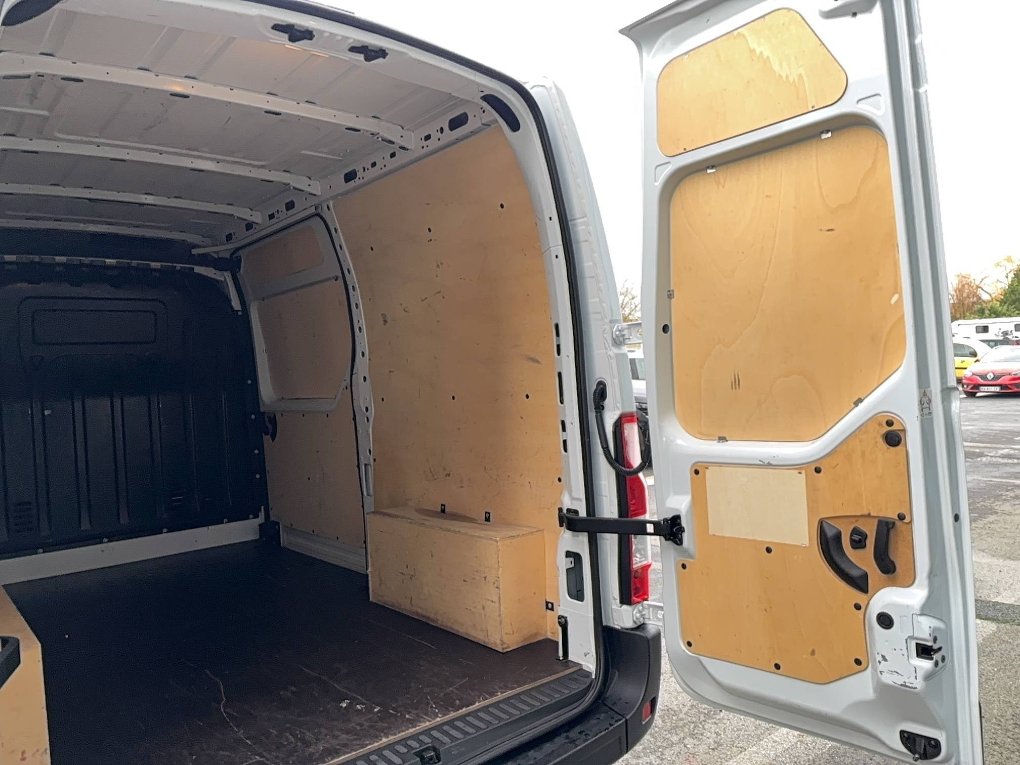 Vente en ligne Renault Master Fourgon MASTER FGN TRAC F3500 L2H2 BLUE DCI 135 au prix de 25 000 €