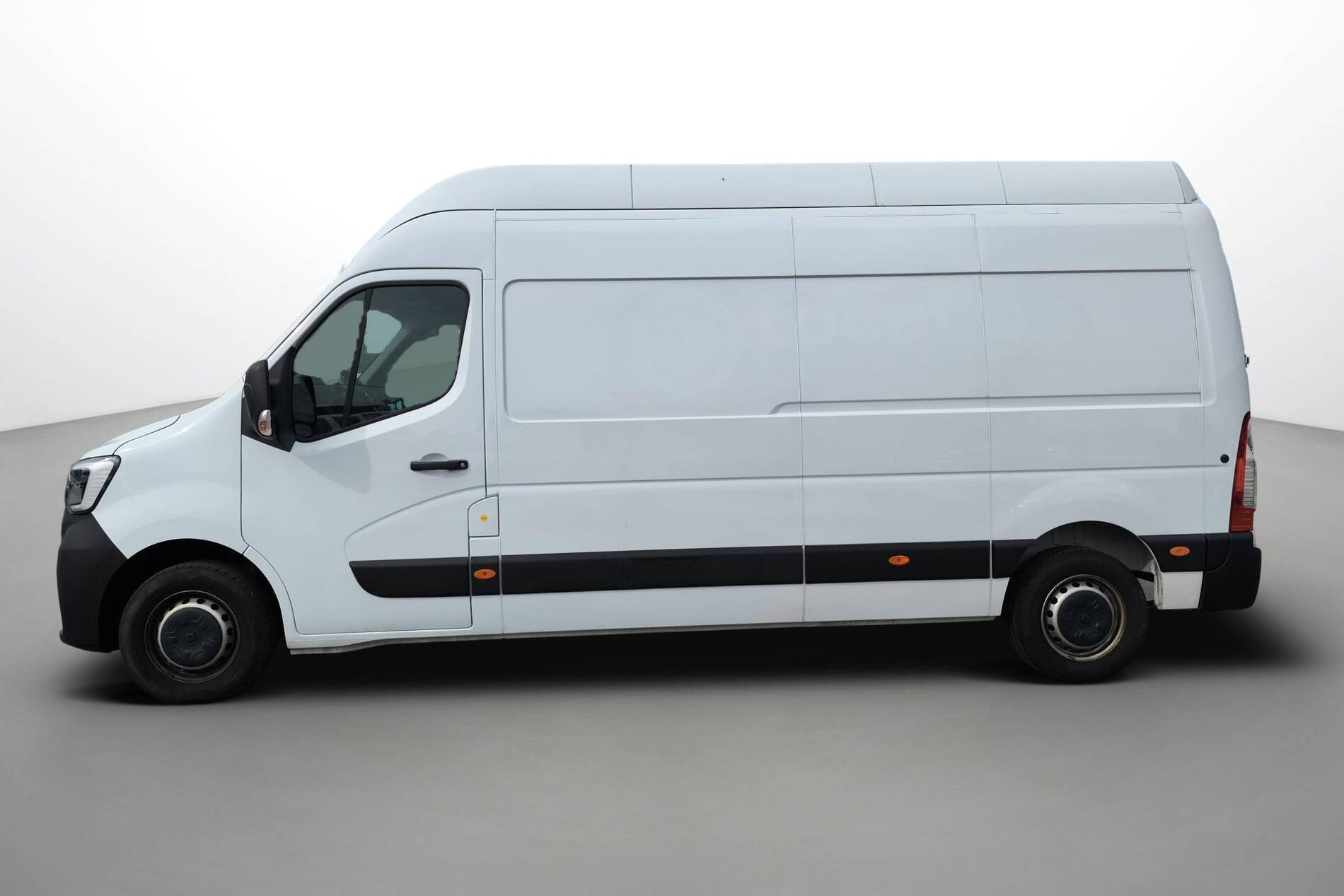 Vente en ligne Renault Master Fourgon MASTER FGN TRAC F3500 L3H3 BLUE DCI 135 au prix de 29 790 €