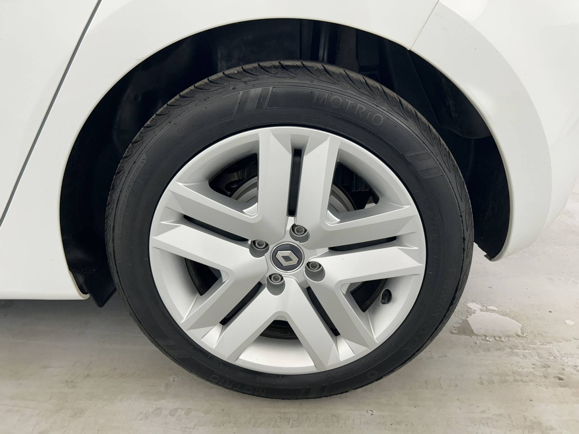 Vente en ligne Renault Clio 5 Clio E-Tech 140 - 21N au prix de 13 790 €