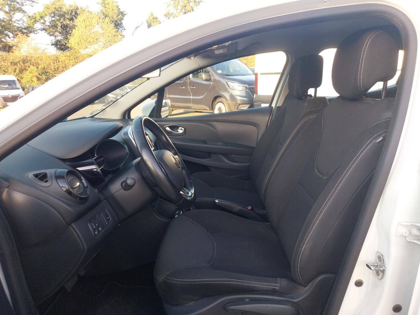 Vente en ligne Renault Clio 4 Estate Clio Estate dCi 90 E6C au prix de 11 590 €