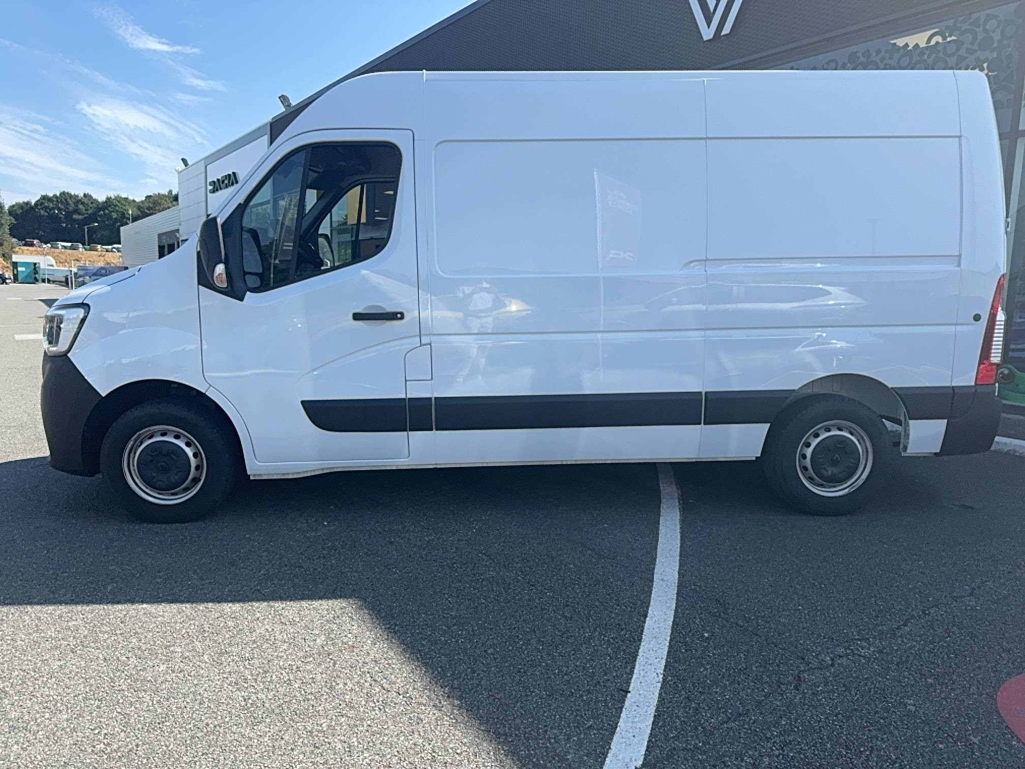 Vente en ligne Renault Master Fourgon MASTER FGN TRAC F3500 L2H2 BLUE DCI 135 au prix de 25 500 €