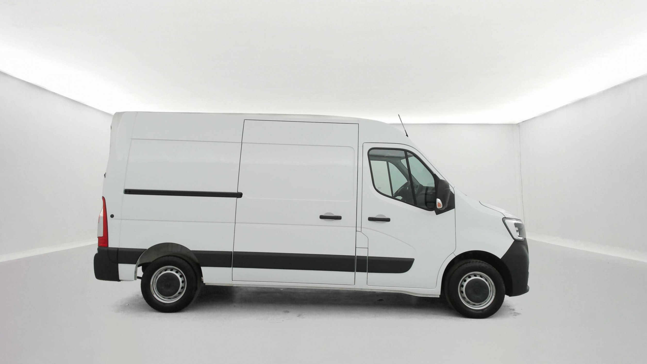 Vente en ligne Renault Master Fourgon MASTER FGN TRAC F3500 L2H2 BLUE DCI 135 au prix de 26 990 €