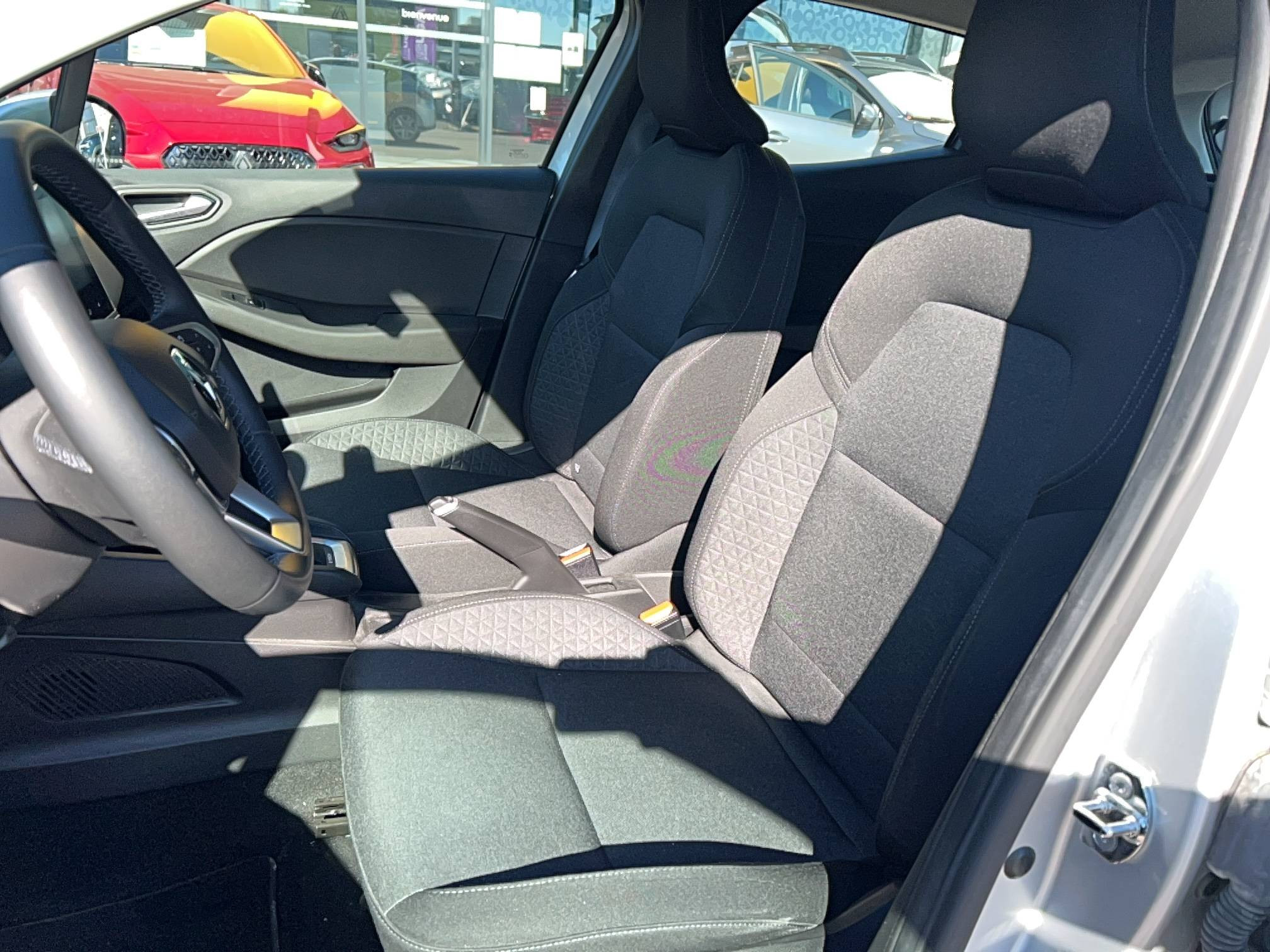 Vente en ligne Renault Clio 5 Clio E-Tech 140 - 21N au prix de 17 491 €