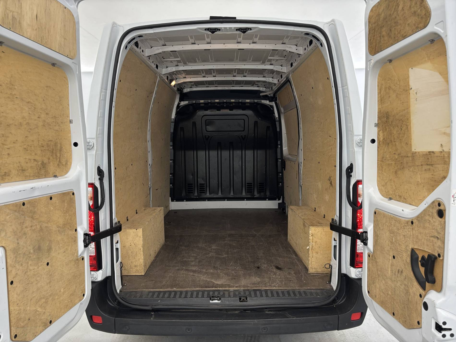 Vente en ligne Renault Master Fourgon MASTER FGN TRAC F3500 L2H2 BLUE DCI 135 au prix de 20 990 €