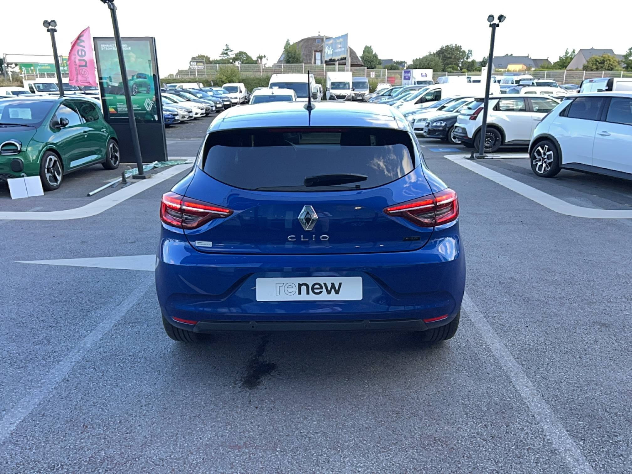 Vente en ligne Renault Clio 5 Clio E-Tech full hybrid 145 au prix de 16 990 €