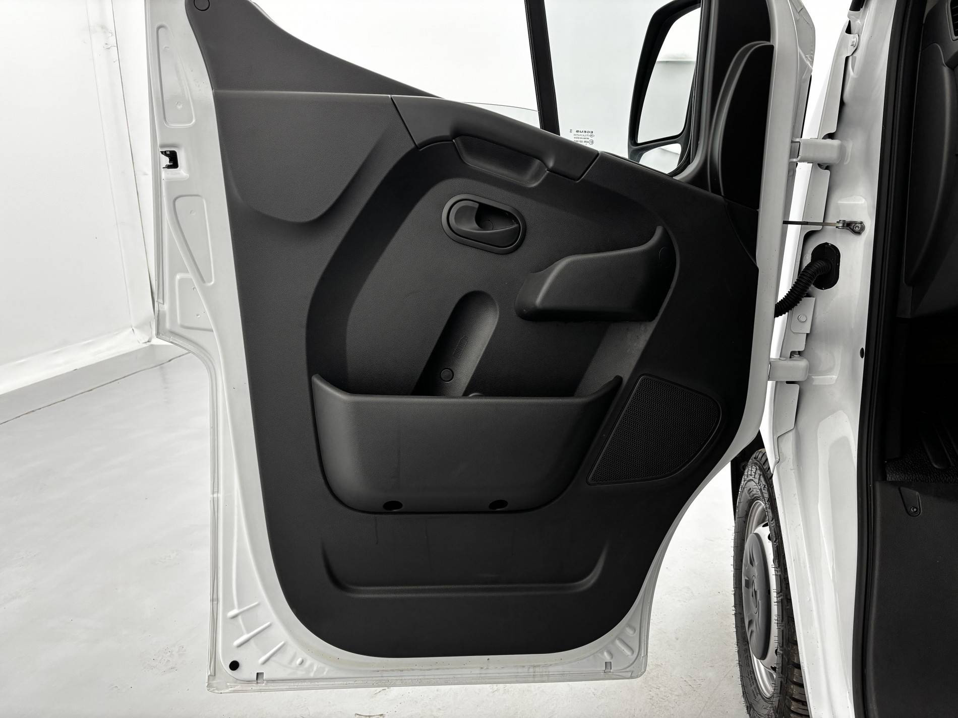 Vente en ligne Renault Master Fourgon MASTER FGN TRAC F3500 L2H2 BLUE DCI 135 au prix de 25 990 €