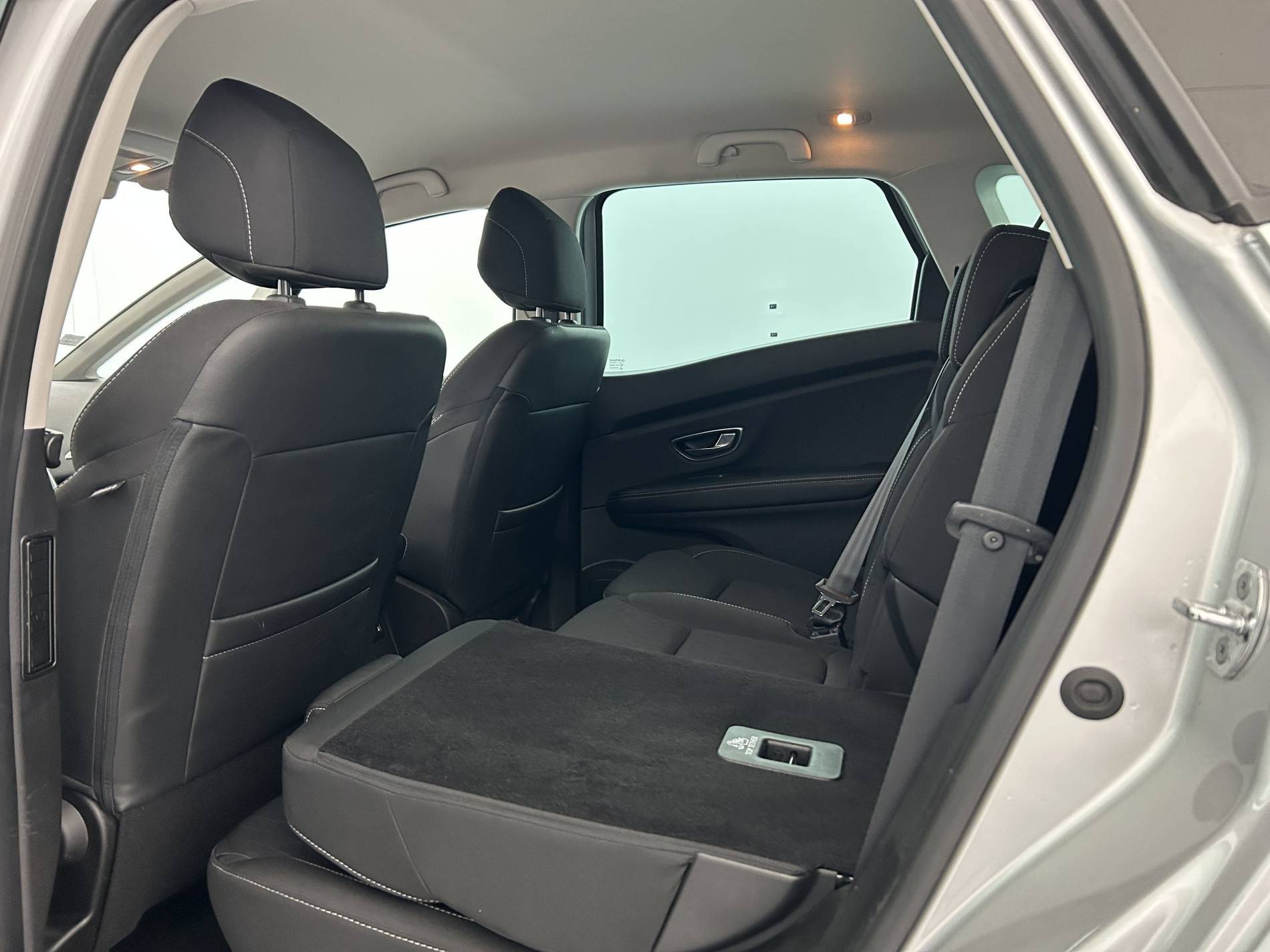 Vente en ligne Renault Scenic 4 Scenic TCe 115 FAP au prix de 13 390 €