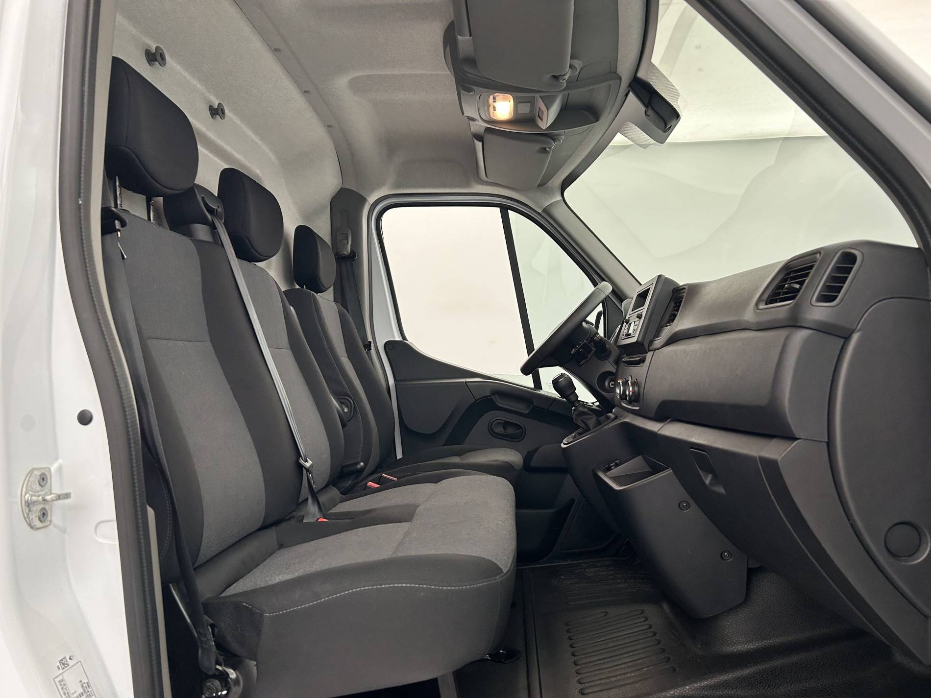 Vente en ligne Renault Master Fourgon MASTER FGN TRAC F3500 L2H2 BLUE DCI 135 au prix de 26 990 €