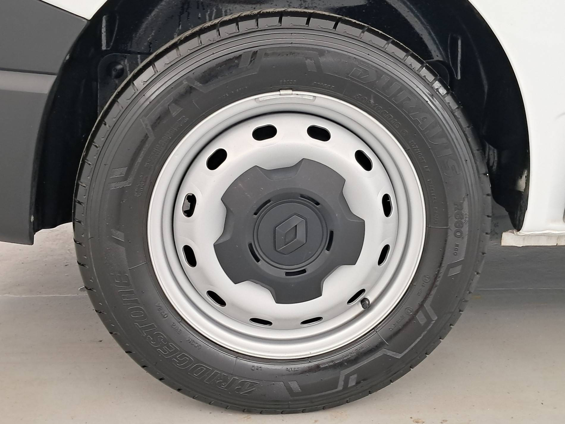 Vente en ligne Renault Trafic 3 Fourgon TRAFIC FG BLUE DCI 130 L1H1 3T GSR2 au prix de 24 590 €