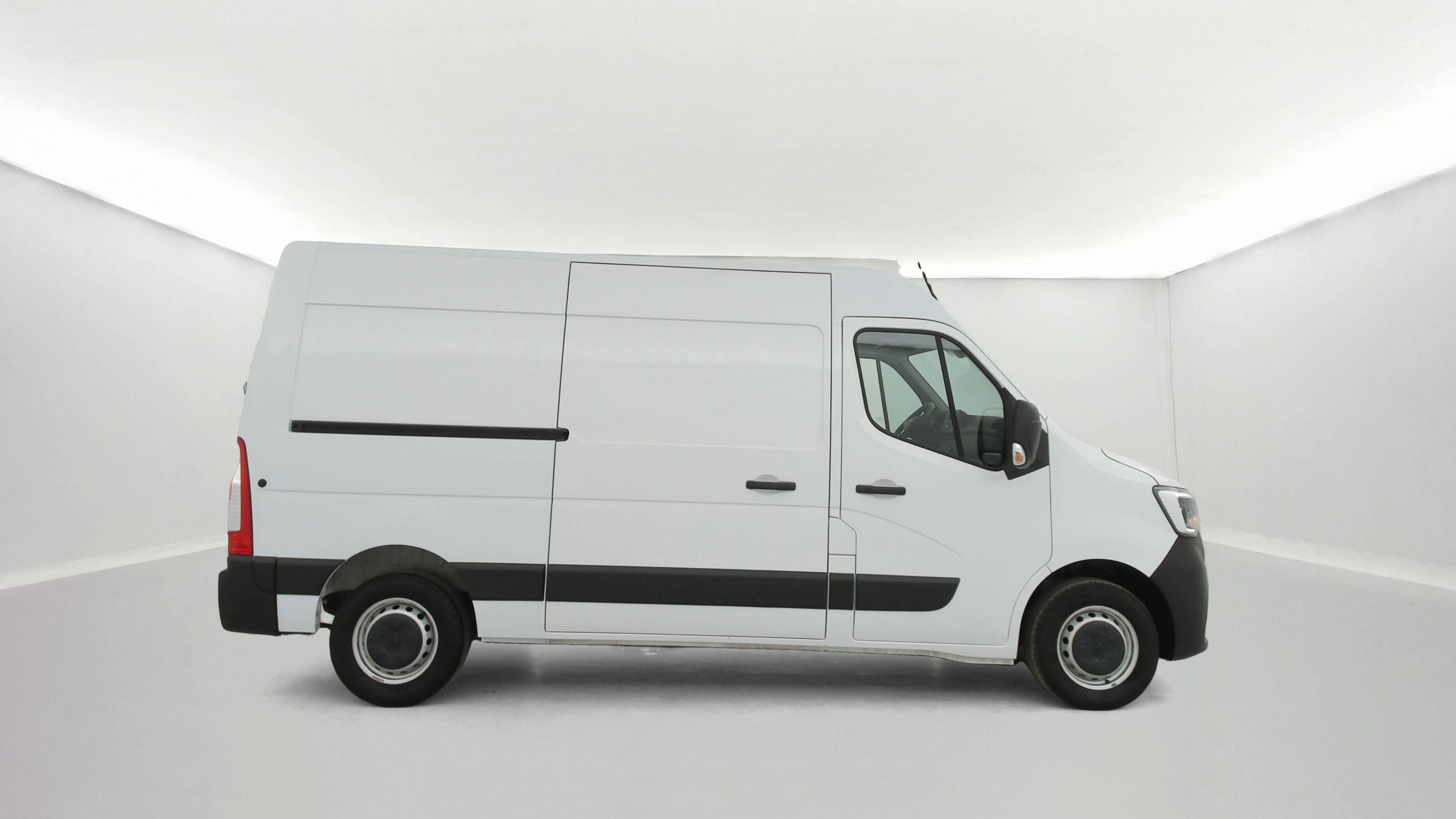 Vente en ligne Renault Master Fourgon MASTER FGN TRAC F3500 L2H2 BLUE DCI 135 au prix de 26 990 €